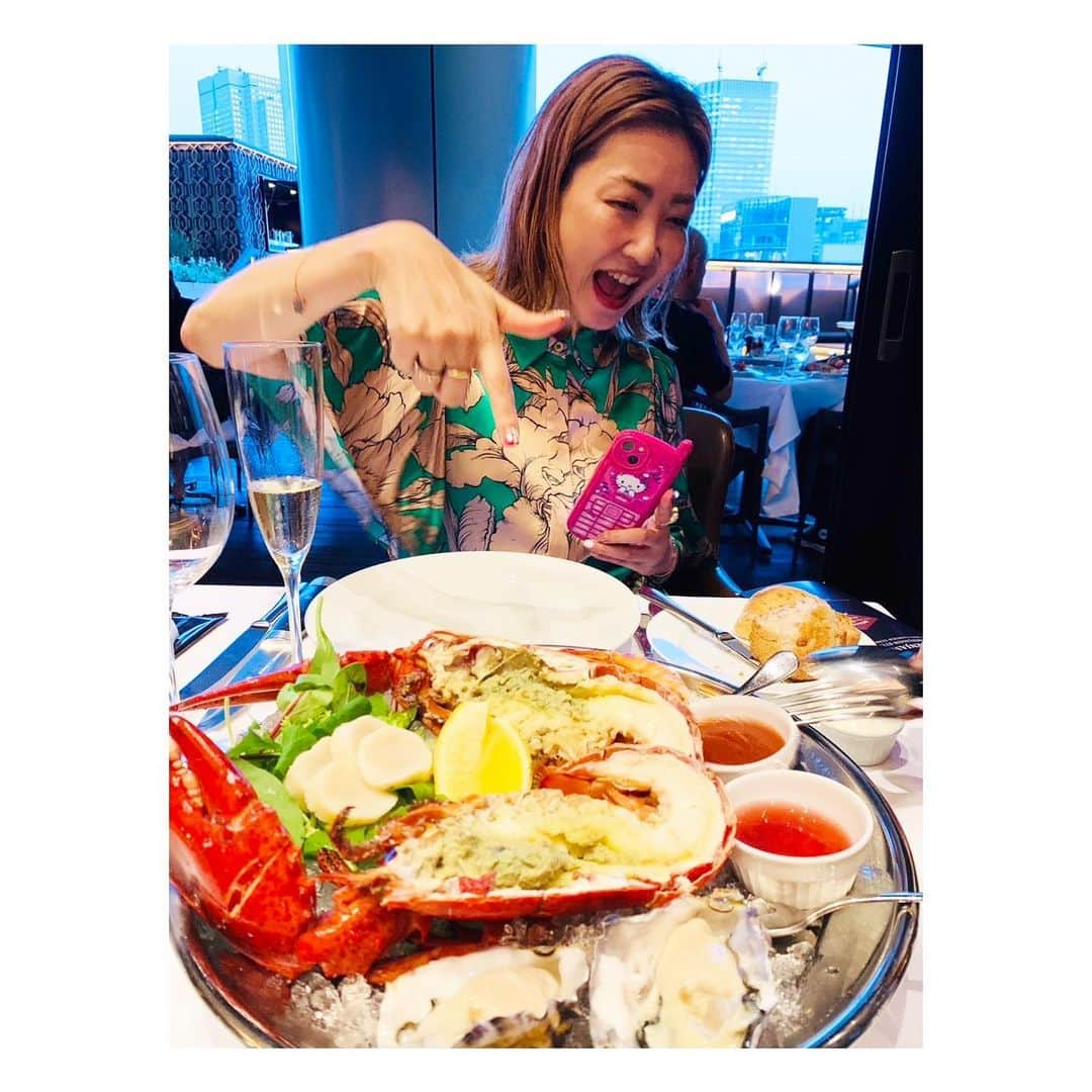 阿部洋子さんのインスタグラム写真 - (阿部洋子Instagram)「𓌉𓇋 ‎🥩🍗🍖🐄⸒⸒  LiLiCoさんと一緒にごはんへ✨ 肉食なふたりでもりもりバクバク🥂  美味しいし、 ロケーションもステキだしまた行きたいな🎶  テラス席のカウンターBARがほんとよき🙆🏻‍♀️  #allgood813 を聞いてくださってる方にも会えたー！  #美味しゅうございました   #肉食女子 #tbonesteak #lilico   #thebenjaminsteakhouse」5月17日 22時56分 - hirocoring