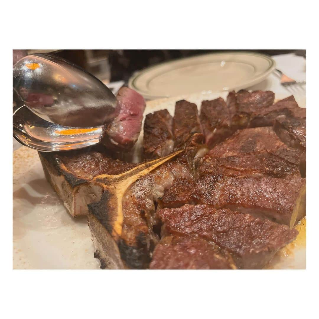 阿部洋子さんのインスタグラム写真 - (阿部洋子Instagram)「𓌉𓇋 ‎🥩🍗🍖🐄⸒⸒  LiLiCoさんと一緒にごはんへ✨ 肉食なふたりでもりもりバクバク🥂  美味しいし、 ロケーションもステキだしまた行きたいな🎶  テラス席のカウンターBARがほんとよき🙆🏻‍♀️  #allgood813 を聞いてくださってる方にも会えたー！  #美味しゅうございました   #肉食女子 #tbonesteak #lilico   #thebenjaminsteakhouse」5月17日 22時56分 - hirocoring