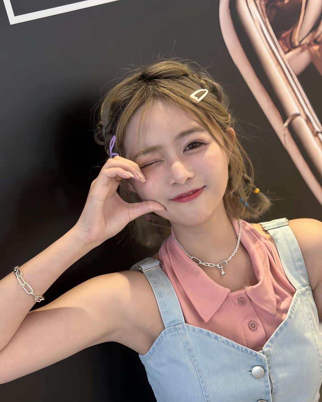 徐薇涵（Wei Han Xu）のインスタグラム：「現在流行的Y2K 鮮明的色彩復古又華麗的風格🌈 #PandoraME  以 ”For Every Story, For Every ME” 為主🖤 探索和創造自我，鼓勵大家勇敢做‘ME’ Self Love 透過自由疊戴不同元素的飾品 展現不同的自己 發揮無限可能♾️ - @theofficialpandora  - #ForEveryME #PandoraTW #shotforpandora」