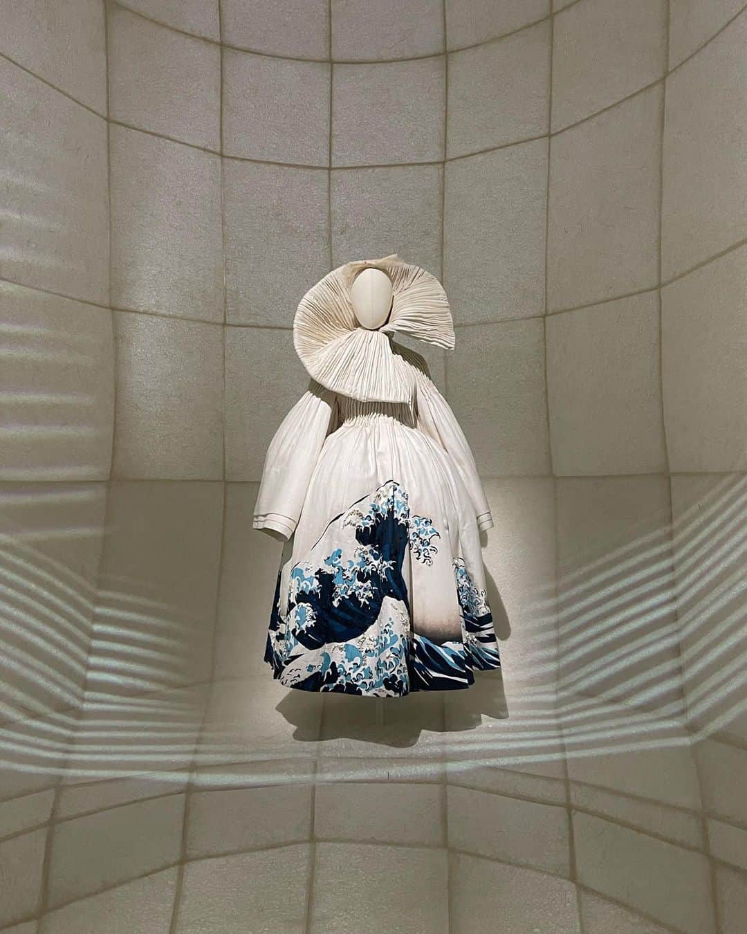 のインスタグラム：「CHRISTIAN DIOR DESIGNER OF DREAMS @dior   念願の。CHRISTIAN DIOR展 どこから感想を述べたら良いのか分からないのですが…🥲🤍 ディオールの歴史と現代アートの融合でディレクションされた 鮮やで贅沢な空間。  オートクチュールその物も勿論素敵なのですが、デザインをより際立たせるための素晴らしい演出にも目を向けて欲しいほど、圧巻。  クリスチャン ディオールにはじめ、歴代のクリエイティブディレクターたちが手がけたオートクチュールを生で見れる日が来るなんて。 ここまで作品を見て心が熱くなったのは久しぶりでした。  そして素晴らしいものは世に受け継がれていくものだと。 改めて感じました @azuuu524 あず、誘ってくれて本当にありがとう♡  まずは厳選した10枚をUPします 他にも載せたいのがありすぎるのですが、明日以降UPさせてくださいー♡  #dior#東京都現代美術館」