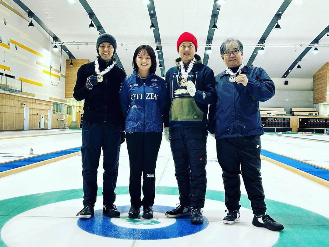 神宮司治さんのインスタグラム写真 - (神宮司治Instagram)「昨日は軽井沢で半年振りのカーリングでした🥌 今回は何とSC軽井沢クラブの山口選手、上野美優選手、西室淳子選手が我々の練習に参加してくれるという、何とも贅沢な2時間‼️ 何故？そんな感じになっちゃったの？？？ 更に今回は親友の金子貴俊くんも一緒に参加しました🎣 最後にすこし試合形式で練習しましたが、やっぱり楽しいですね〜🥌 来月の大会が楽しみだ〜😊 #神宮司治 #ドラム #レミオロメン #金子貴俊 #カーリング #sc軽井沢クラブ #山口剛史 #上野美優 #西室淳子」5月17日 22時59分 - ojro_men