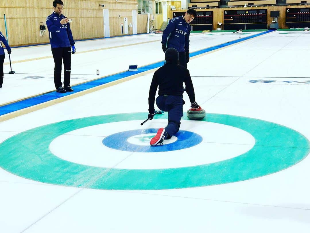 神宮司治さんのインスタグラム写真 - (神宮司治Instagram)「昨日は軽井沢で半年振りのカーリングでした🥌 今回は何とSC軽井沢クラブの山口選手、上野美優選手、西室淳子選手が我々の練習に参加してくれるという、何とも贅沢な2時間‼️ 何故？そんな感じになっちゃったの？？？ 更に今回は親友の金子貴俊くんも一緒に参加しました🎣 最後にすこし試合形式で練習しましたが、やっぱり楽しいですね〜🥌 来月の大会が楽しみだ〜😊 #神宮司治 #ドラム #レミオロメン #金子貴俊 #カーリング #sc軽井沢クラブ #山口剛史 #上野美優 #西室淳子」5月17日 22時59分 - ojro_men