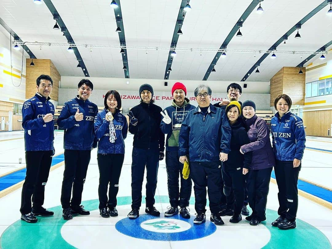 神宮司治のインスタグラム：「昨日は軽井沢で半年振りのカーリングでした🥌 今回は何とSC軽井沢クラブの山口選手、上野美優選手、西室淳子選手が我々の練習に参加してくれるという、何とも贅沢な2時間‼️ 何故？そんな感じになっちゃったの？？？ 更に今回は親友の金子貴俊くんも一緒に参加しました🎣 最後にすこし試合形式で練習しましたが、やっぱり楽しいですね〜🥌 来月の大会が楽しみだ〜😊 #神宮司治 #ドラム #レミオロメン #金子貴俊 #カーリング #sc軽井沢クラブ #山口剛史 #上野美優 #西室淳子」