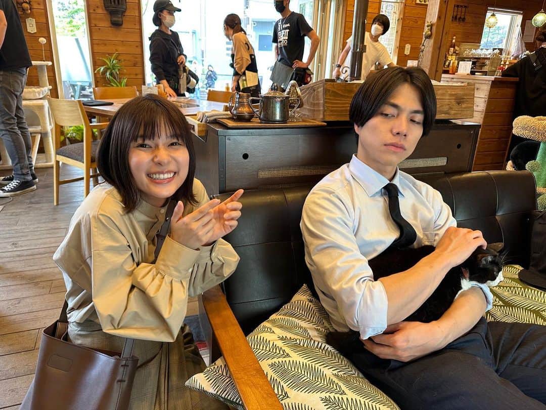のインスタグラム：「. ／ 　第6話ご視聴ありがとうございました🙇‍♀️ ＼  いかがでしたか…？ 皆様からの感想お待ちしてます😊  【亜季】 猫、めっちゃ好きじゃないですか！ 認めましたね、猫が好きだって！ ￣￣￣￣￣￣￣￣￣￣￣￣￣￣￣￣ 【北脇】 何か問題でも？ ￣￣￣￣￣￣￣ 今回はしっかり、亜季＆北脇で リクエストしてみました！ リリイ大好きな北脇さんを 盛大に弄る亜季🤣（笑）  #それってパクリじゃないですか？  #それパク #芳根京子 #重岡大毅」