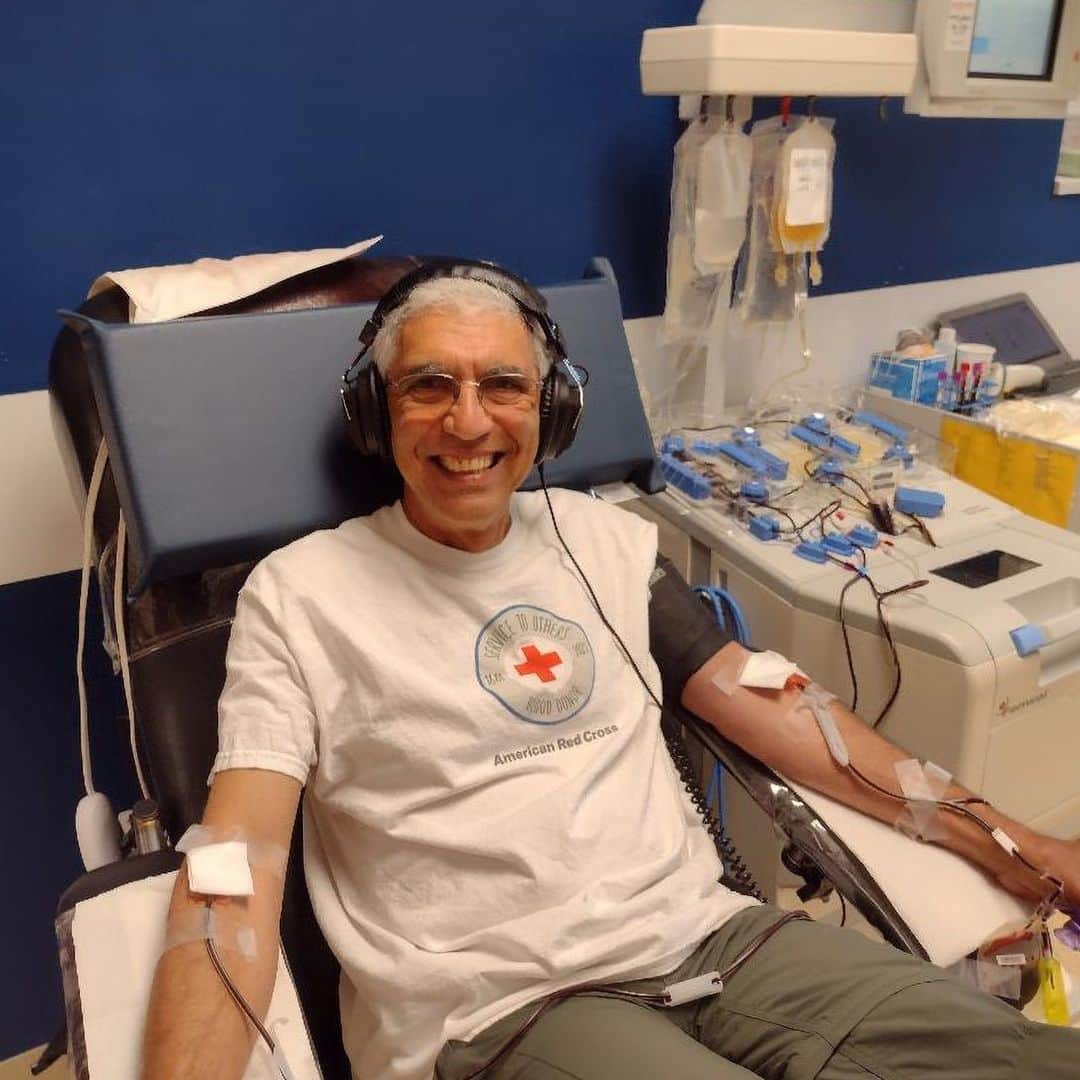 ネーブ・キャンベルのインスタグラム：「Ron Palkhivala was looking to volunteer and help others affected by the Gulf War in the late 90s. When he learned about how his blood donations could be used to help others, he jumped at the opportunity to donate.  When he retired last year, Ron became a blood donor ambassador with @RedCrossNorCalCoastal. He greets donors at the door, helps them get checked in and makes sure they have a great experience right up to when they leave. Ron himself is a regular platelet donor and applies his personal experiences donating blood to his role in making others feel welcome and appreciated.  “You must make them feel special because they are doing something special. They are not only giving their blood, or plasma, or platelets, but also their time," said Ron.  #DonateBlood #PlateletDonor #GiveBlood #Volunteer #RedCross」