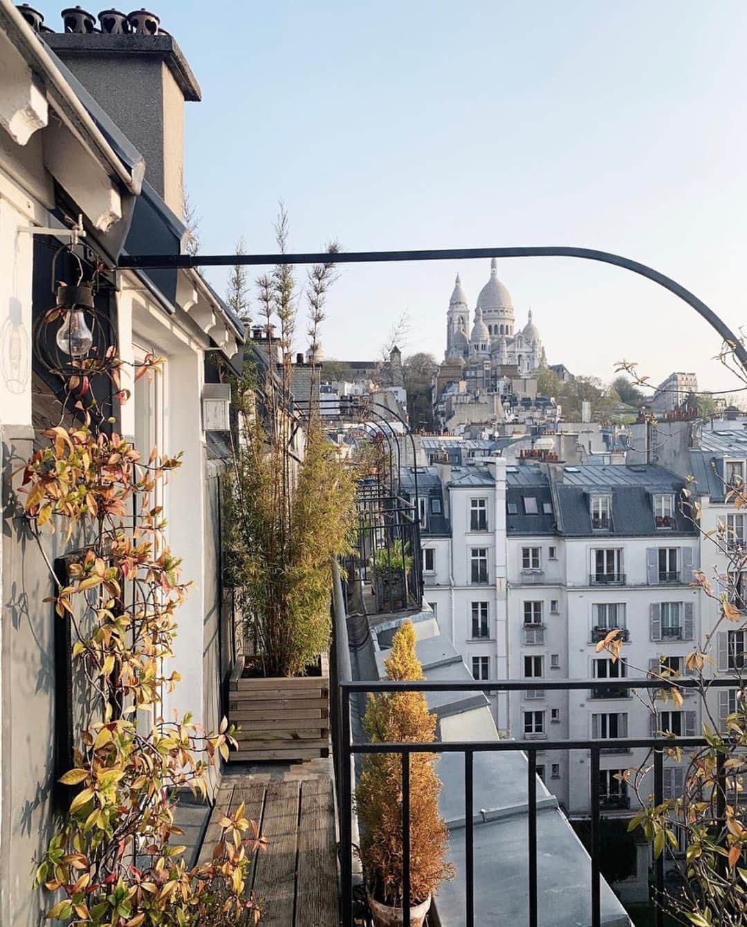 My Little Parisさんのインスタグラム写真 - (My Little ParisInstagram)「Avoir le Sacré Coeur encadré sur son balcon. 🇬🇧: Guess who has the Sacré Coeur framed on her balcony ? (📸: @fantinereucha )」5月17日 23時03分 - mylittleparis
