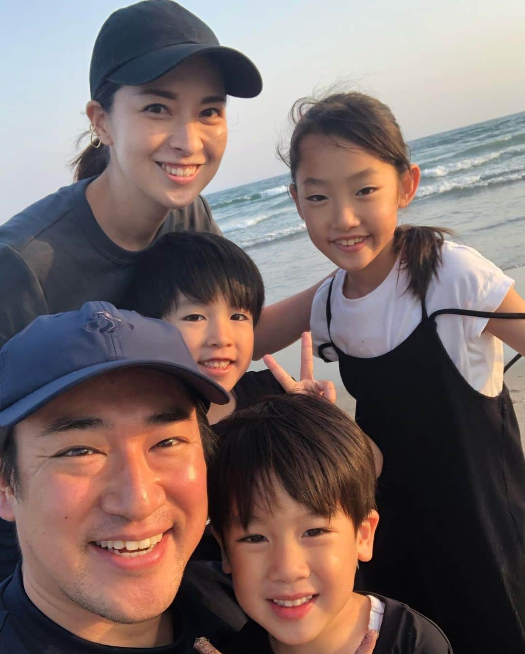 鷲尾春果のインスタグラム：「今年初の海☀️ 海の近くで生まれ育ったパパ、どうやら海が恋しくなったようで、、、 子供達が学校から帰宅後、宿題をしてから出発したので、本当にわずかな時間でしたが、家族５人とってもリフレッシュできました🌈 #海#サイコー✨ #5人家族#3きょうだい#👧🏻👦🏻👦🏻 #育児#子育て#ママ #リフレッシュ」