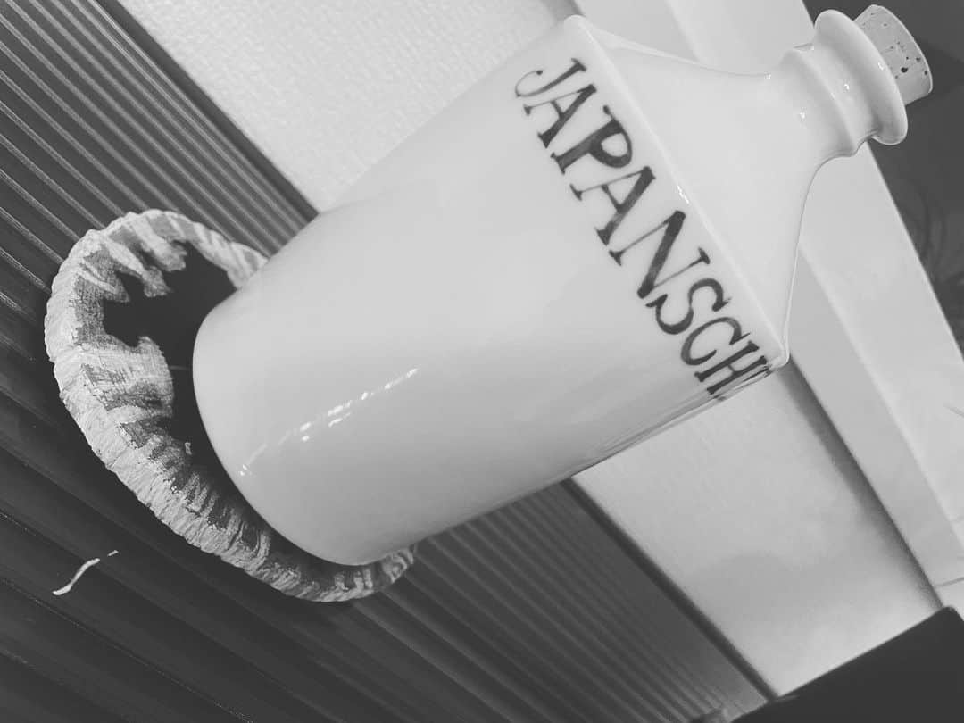 宮田麺児さんのインスタグラム写真 - (宮田麺児Instagram)「昔の日本酒　入れる 陶器の入れ物 コンプラ瓶  実は　醤油瓶 醤油を長崎から 海外へ輸出してた瓶 なんと販売してました！  #コンプラ瓶  #長崎」5月17日 23時04分 - miyatamenji