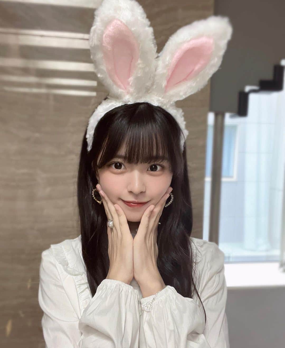 桜田彩叶のインスタグラム：「うさぎ〜 🐇🩰🪞  先日は  #オンラインお話会 ありがとうございました  ꪔ̤   りぷりっぷるみたいなガーリーな雰囲気にしたくて小物はハートだったりパールのものを使いました ♡  リップ：  Dior アディクトリップ マキシマイザー 018 Dior アディクトリップ グロウオイル 001  オイル使うとツヤ感増して可愛い ♡   #コスプレ  #うさ耳  #カチューシャ  #ホワイトコーデ  #アイドル  #パールアクセサリー  #shein  #shein購入品」