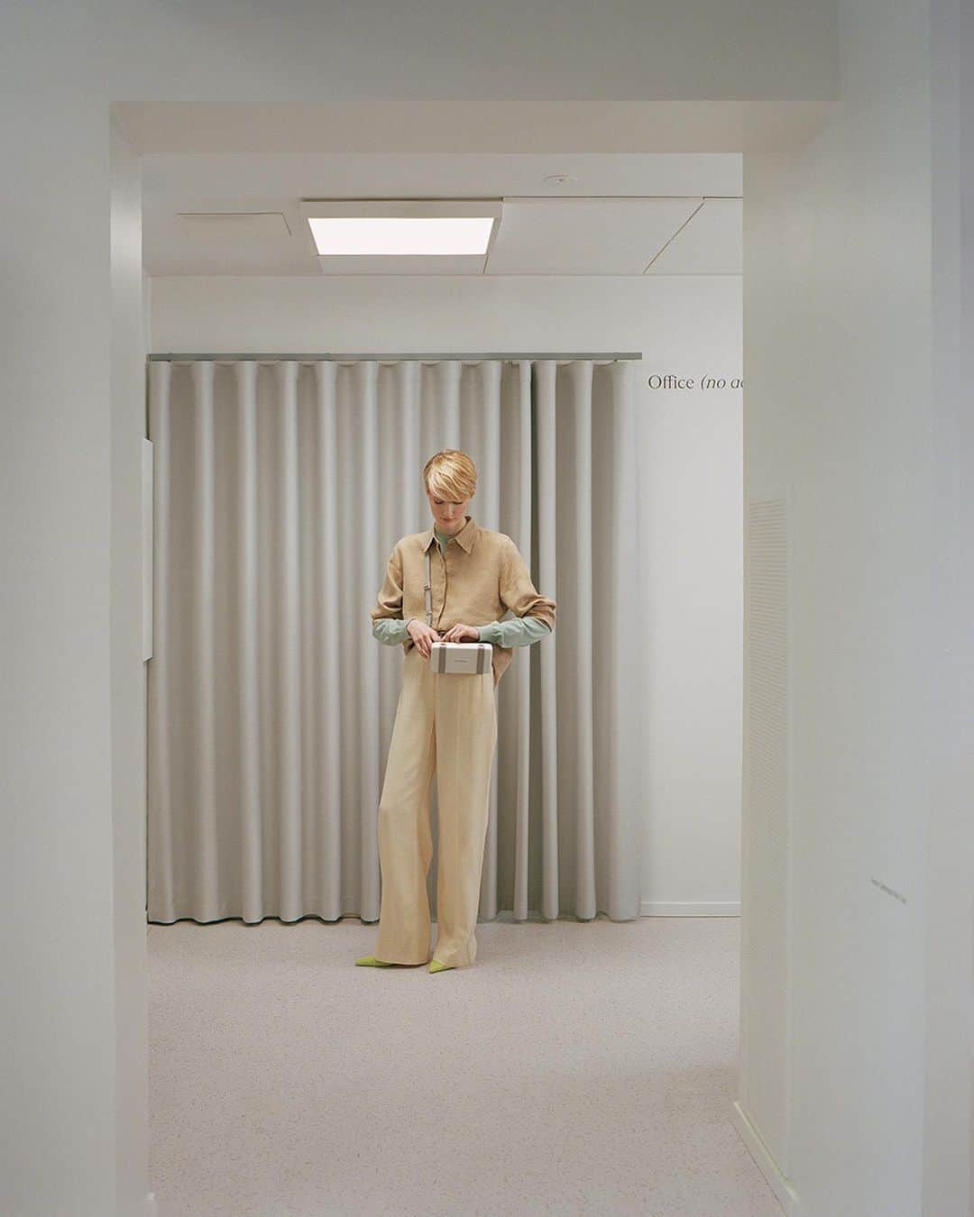 のインスタグラム：「The RIMOWA Personal Polycarbonate Cross-Body Bag in White, as captured at the International Library of Fashion Research in Oslo.  #RIMOWA #RIMOWApersonal」