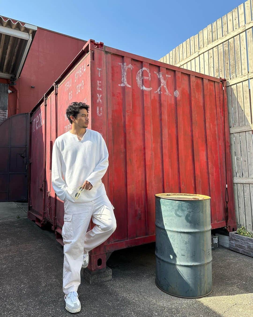 三渡洲舞人のインスタグラム：「Today's fashion style… 皆んなから全身のコーデを投稿して欲しい、と多数DMやコメントをもらったので。 今日は暑かったから全身オフホワイトにしてみたよー！ #fashion#style#offwhite」