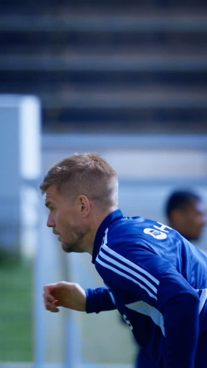 シャルケ04のインスタグラム：「Wir machen uns bereit für Samstag! ⚒️ . . #S04SGE #Schalke #S04 #WirBleiben #Football #Soccer #Fußball #Futbol #Knappen #🔵⚪️」