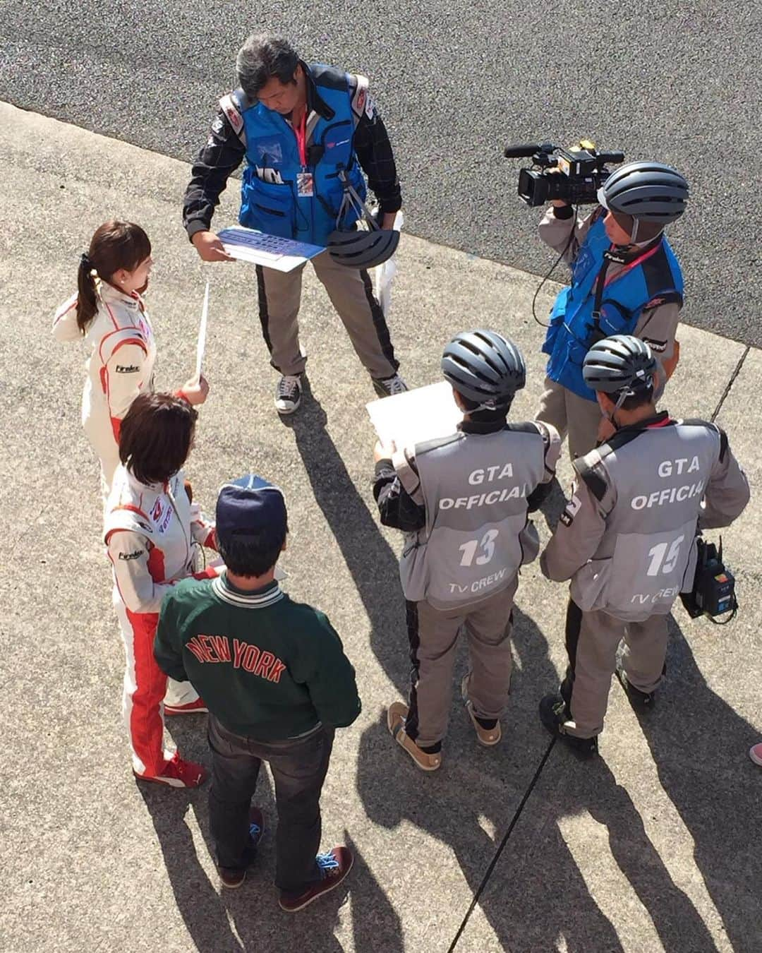 狩野恵里さんのインスタグラム写真 - (狩野恵里Instagram)「.  久しぶりに中尾くんと現場で一緒になりますた🎥🏠  GTプラスで丸4年ちょっと。  あどけなさが残る少年、から  徐々に、パパの顔つきになっていったのを思い出します。  今も変わらないあの笑顔、にホッとしました🙋‍♀️  あ、前回の投稿。  車に関するコメントがあんなにくるとは思いませんでした😎  ご名答。日産ラングレー、だそうです。  運転席に写ってるのは、弟です。 写っちゃいけないものではないのでご安心ください👻  #supergt プラス #家ついて行ってイイですか #中尾明慶 くん #昔の写真も出てきた #真面目にインタビュー風 #いやほんとに真面目に仕事中」5月17日 23時17分 - kano_eri_1029