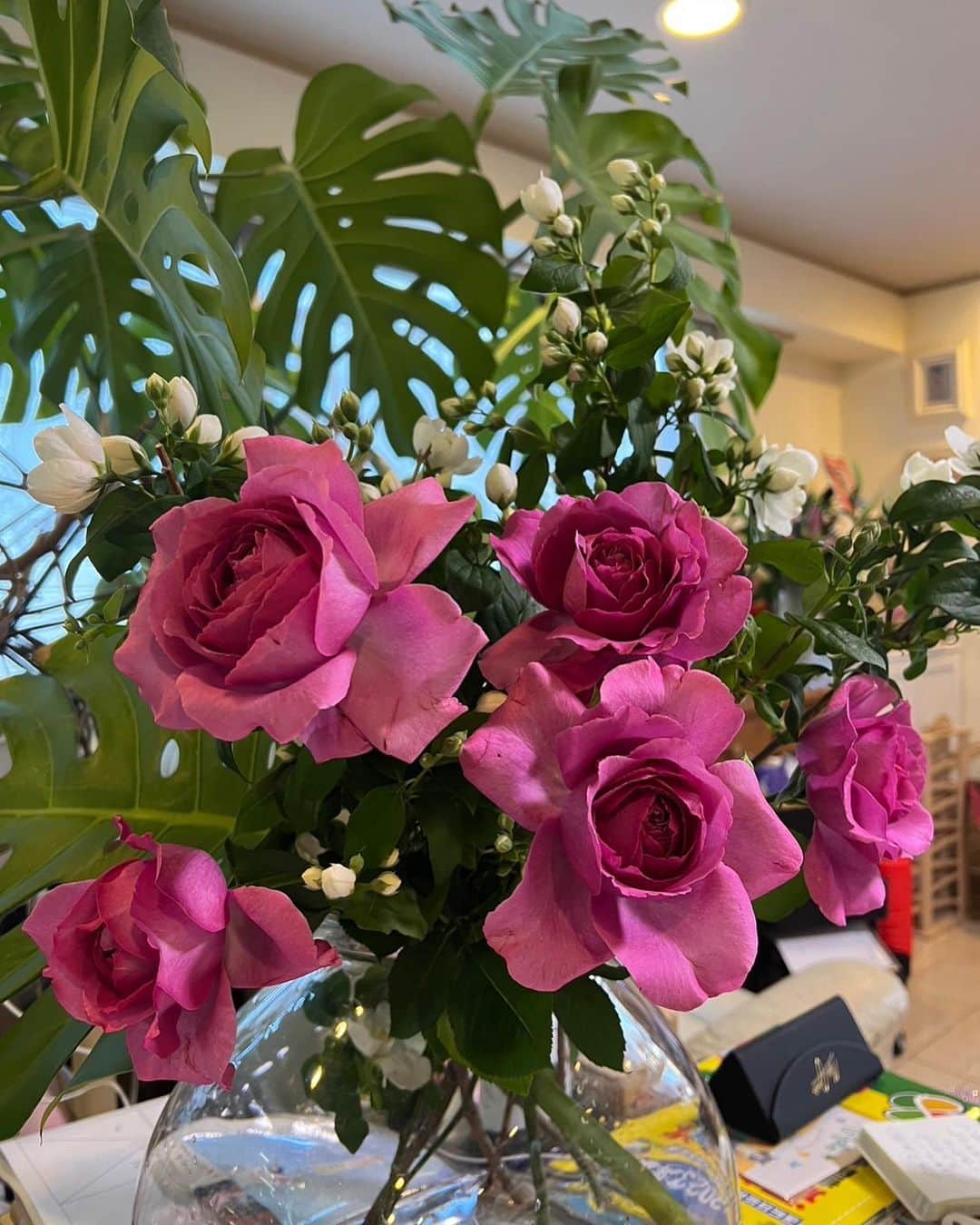 キャシー中島さんのインスタグラム写真 - (キャシー中島Instagram)「3日遅れの母の日 美しい薔薇と白い可愛い花をハルコと雅奈恵ママからもらいました。 リビングにバラの香りが優しい🌹 ありがとう❤️ 昨日の夜からずーっと離れないドゥとウタ。 いつも私と一緒にいる2匹は寂しかったようです。 他の子達はクールな感じ！ でもお留守番ありがとう❤️  さて今日から仕事です。 午前中にカワベ(私のタオルを販売している会社です。20年ほどのおつきあいになります。)の１００周年記念の展示会へ行ってきました。 会社の歴史がパネルで紹介されていました。 しっかり読んで感動しました。 １００年も続く会社はやっぱり凄いね❣️  今年のキャシーマムのラインナップのおすすめは、 このシェニール織のポーチやハンカチです。  15年ほど前に生地として出したマカナナちゃんのプリント(この女の子は雅奈恵をモデルにして描いたものです。)を 復刻版としてシェニールで作ってみました。 可愛いですよ。 他にもラニカイビーチをシェニールにしたり、タオルで可愛いバッグやポーチを作ったり。 新しいものがいっぱいです。  今月中にはキャシーマム横浜店や三茶のマナアイランドに置きます。  チェックしてくださいね。 #キャシーマム#今日から仕事#シェニールタオル」5月17日 23時18分 - official_kathynakajima