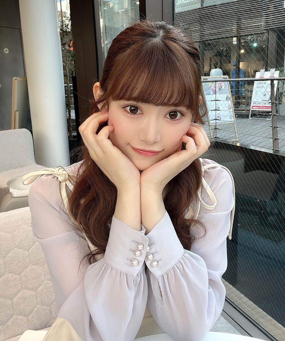 早海美玖のインスタグラム：「投稿お久しぶりになってしまった〜😵‍💫 最新の私です🐈 髪の毛暗くしたのに色抜けちゃったよ〜！ 今日も一日お疲れ様でした♡」