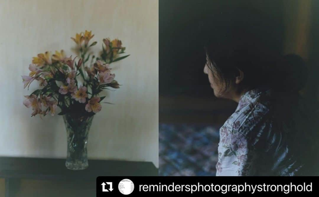 柏田テツヲさんのインスタグラム写真 - (柏田テツヲInstagram)「#Repost @remindersphotographystronghold with @use.repost ・・・ 5/18 18時〜 写真集制作ワークショップ「PHOTOBOOK AS OBJECT 2023 PART 1」参加者による公開プレゼンテーション  プレゼン参加アーティスト紹介 #04 Tetsuo Kashiwada (日本 ) 柏田テツヲ @tetsuokashiwada  Title : WARASONO   片田舎に住んでいる両親と両親が住む家を私は撮影している。 一人っ子の私は、両親との話し合いの中でこの家を引き継がないと決まった時から 両親は家のことを含めた終活が始まった。 私が帰省する度に、家具などをまとめて捨てる父の作業光景を目にする。 片や母は庭で季節ごとに花を育ている。 父の捨てるという行為、片や母の花を育てるという行為。 その時間の裏側には生と死が見え隠れしている。 玄関先には母が大切に育てた花が生けてある。  I am photographing my parents and the house they live in in a rural area. I am an only child and when it was decided in discussions with my parents that I would not take over this house, my parents began their SHUKATSU activities (A common habit in Japan of tidying up the belongings after their retirement before people get too old or ill to do so) including the house. Whenever I return home, I see my father working on the house, throwing away all the furniture and other things. My mother, on the other hand, grows seasonal flowers in her garden. My father's act of throwing things away and my mother's act of growing flowers: behind this time, life and death can be seen and hidden. At the entrance to the house, there is a flower arrangement that my mother carefully nurtured. _____________________ 5/18 18時〜 写真集制作ワークショップ「PHOTOBOOK AS OBJECT 2023 PART 1」参加者による公開プレゼンテーション  ※英語でのプレゼンテーションの場合簡単な通訳が入ります。 ◎日時：2023年5月18日(木)午後6時〜 / May the 18th, 18:00- ◎会場　Reminders Photography Strongholdギャラリー 東京都墨田区東向島2-38-5 / Higashimukojima 2-38-5, Sumidaku, Tokyo ◎参加費無料 / 事前申し込み不要 / Free admission, no researvation needed ◎定員：30名程度 (席数には限りがありますが、立ち見でもご覧いただけます。)  #photobookasobject #photobook #dummybook」5月17日 23時21分 - tetsuokashiwada