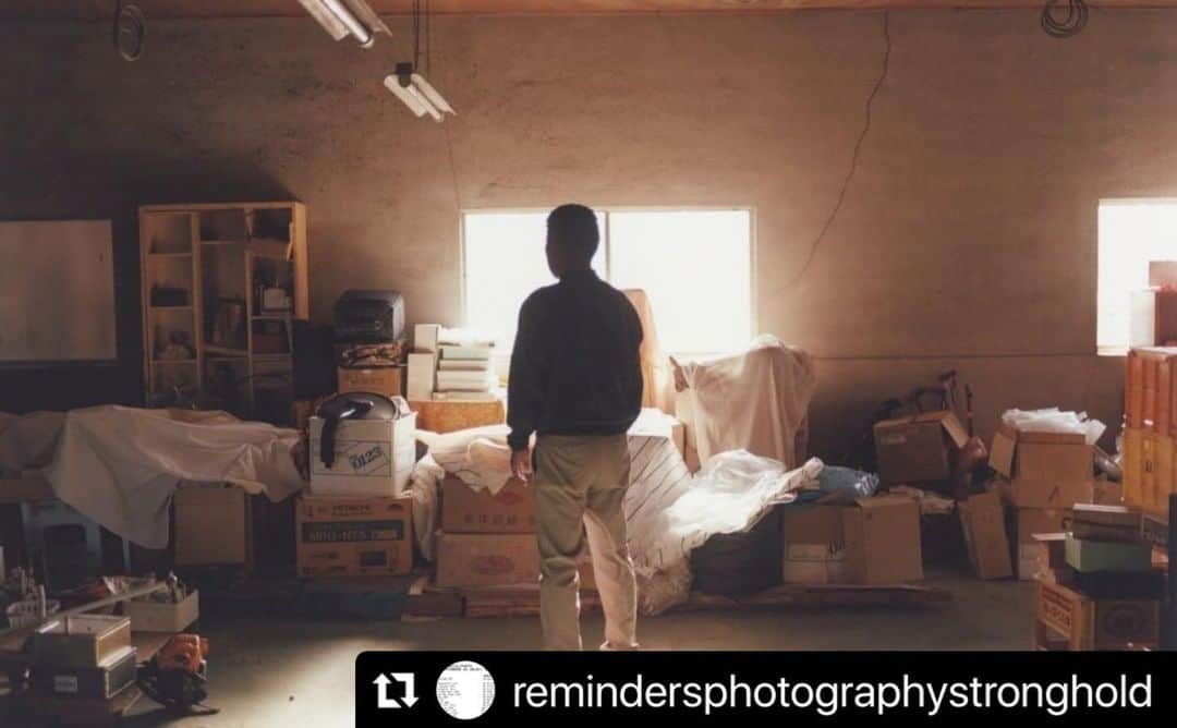 柏田テツヲさんのインスタグラム写真 - (柏田テツヲInstagram)「#Repost @remindersphotographystronghold with @use.repost ・・・ 5/18 18時〜 写真集制作ワークショップ「PHOTOBOOK AS OBJECT 2023 PART 1」参加者による公開プレゼンテーション  プレゼン参加アーティスト紹介 #04 Tetsuo Kashiwada (日本 ) 柏田テツヲ @tetsuokashiwada  Title : WARASONO   片田舎に住んでいる両親と両親が住む家を私は撮影している。 一人っ子の私は、両親との話し合いの中でこの家を引き継がないと決まった時から 両親は家のことを含めた終活が始まった。 私が帰省する度に、家具などをまとめて捨てる父の作業光景を目にする。 片や母は庭で季節ごとに花を育ている。 父の捨てるという行為、片や母の花を育てるという行為。 その時間の裏側には生と死が見え隠れしている。 玄関先には母が大切に育てた花が生けてある。  I am photographing my parents and the house they live in in a rural area. I am an only child and when it was decided in discussions with my parents that I would not take over this house, my parents began their SHUKATSU activities (A common habit in Japan of tidying up the belongings after their retirement before people get too old or ill to do so) including the house. Whenever I return home, I see my father working on the house, throwing away all the furniture and other things. My mother, on the other hand, grows seasonal flowers in her garden. My father's act of throwing things away and my mother's act of growing flowers: behind this time, life and death can be seen and hidden. At the entrance to the house, there is a flower arrangement that my mother carefully nurtured. _____________________ 5/18 18時〜 写真集制作ワークショップ「PHOTOBOOK AS OBJECT 2023 PART 1」参加者による公開プレゼンテーション  ※英語でのプレゼンテーションの場合簡単な通訳が入ります。 ◎日時：2023年5月18日(木)午後6時〜 / May the 18th, 18:00- ◎会場　Reminders Photography Strongholdギャラリー 東京都墨田区東向島2-38-5 / Higashimukojima 2-38-5, Sumidaku, Tokyo ◎参加費無料 / 事前申し込み不要 / Free admission, no researvation needed ◎定員：30名程度 (席数には限りがありますが、立ち見でもご覧いただけます。)  #photobookasobject #photobook #dummybook」5月17日 23時21分 - tetsuokashiwada