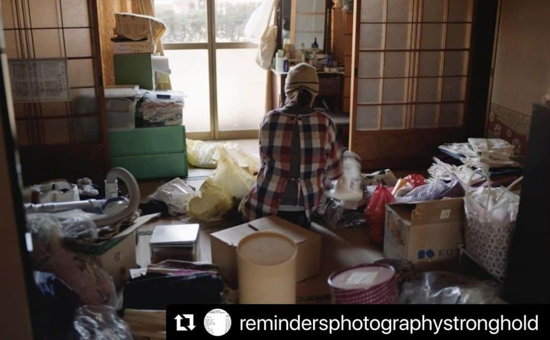 柏田テツヲさんのインスタグラム写真 - (柏田テツヲInstagram)「#Repost @remindersphotographystronghold with @use.repost ・・・ 5/18 18時〜 写真集制作ワークショップ「PHOTOBOOK AS OBJECT 2023 PART 1」参加者による公開プレゼンテーション  プレゼン参加アーティスト紹介 #04 Tetsuo Kashiwada (日本 ) 柏田テツヲ @tetsuokashiwada  Title : WARASONO   片田舎に住んでいる両親と両親が住む家を私は撮影している。 一人っ子の私は、両親との話し合いの中でこの家を引き継がないと決まった時から 両親は家のことを含めた終活が始まった。 私が帰省する度に、家具などをまとめて捨てる父の作業光景を目にする。 片や母は庭で季節ごとに花を育ている。 父の捨てるという行為、片や母の花を育てるという行為。 その時間の裏側には生と死が見え隠れしている。 玄関先には母が大切に育てた花が生けてある。  I am photographing my parents and the house they live in in a rural area. I am an only child and when it was decided in discussions with my parents that I would not take over this house, my parents began their SHUKATSU activities (A common habit in Japan of tidying up the belongings after their retirement before people get too old or ill to do so) including the house. Whenever I return home, I see my father working on the house, throwing away all the furniture and other things. My mother, on the other hand, grows seasonal flowers in her garden. My father's act of throwing things away and my mother's act of growing flowers: behind this time, life and death can be seen and hidden. At the entrance to the house, there is a flower arrangement that my mother carefully nurtured. _____________________ 5/18 18時〜 写真集制作ワークショップ「PHOTOBOOK AS OBJECT 2023 PART 1」参加者による公開プレゼンテーション  ※英語でのプレゼンテーションの場合簡単な通訳が入ります。 ◎日時：2023年5月18日(木)午後6時〜 / May the 18th, 18:00- ◎会場　Reminders Photography Strongholdギャラリー 東京都墨田区東向島2-38-5 / Higashimukojima 2-38-5, Sumidaku, Tokyo ◎参加費無料 / 事前申し込み不要 / Free admission, no researvation needed ◎定員：30名程度 (席数には限りがありますが、立ち見でもご覧いただけます。)  #photobookasobject #photobook #dummybook」5月17日 23時21分 - tetsuokashiwada