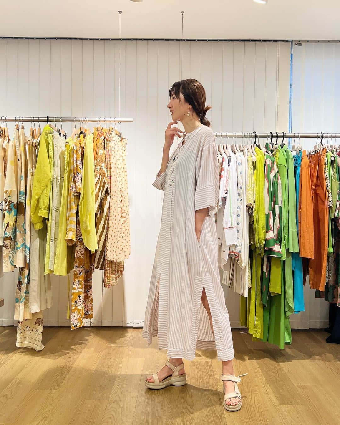 前田ゆかのインスタグラム：「もう、夏が来たから〜♪  @pdst.jp プレスルームで 2023summerのお買い物を しましたよ！  @ottodame_jp  @meme_road_  @noname.japan  @europeanculture_official  インポートものはデザインや発色が鮮やかでステキ！ モデルの友人達とも会えて楽しくて♪ たくさん 試着して気に入ったのを選びました！ 早く着てお出かけしたい✨  #パサージュドゥストックマン　 #noname」
