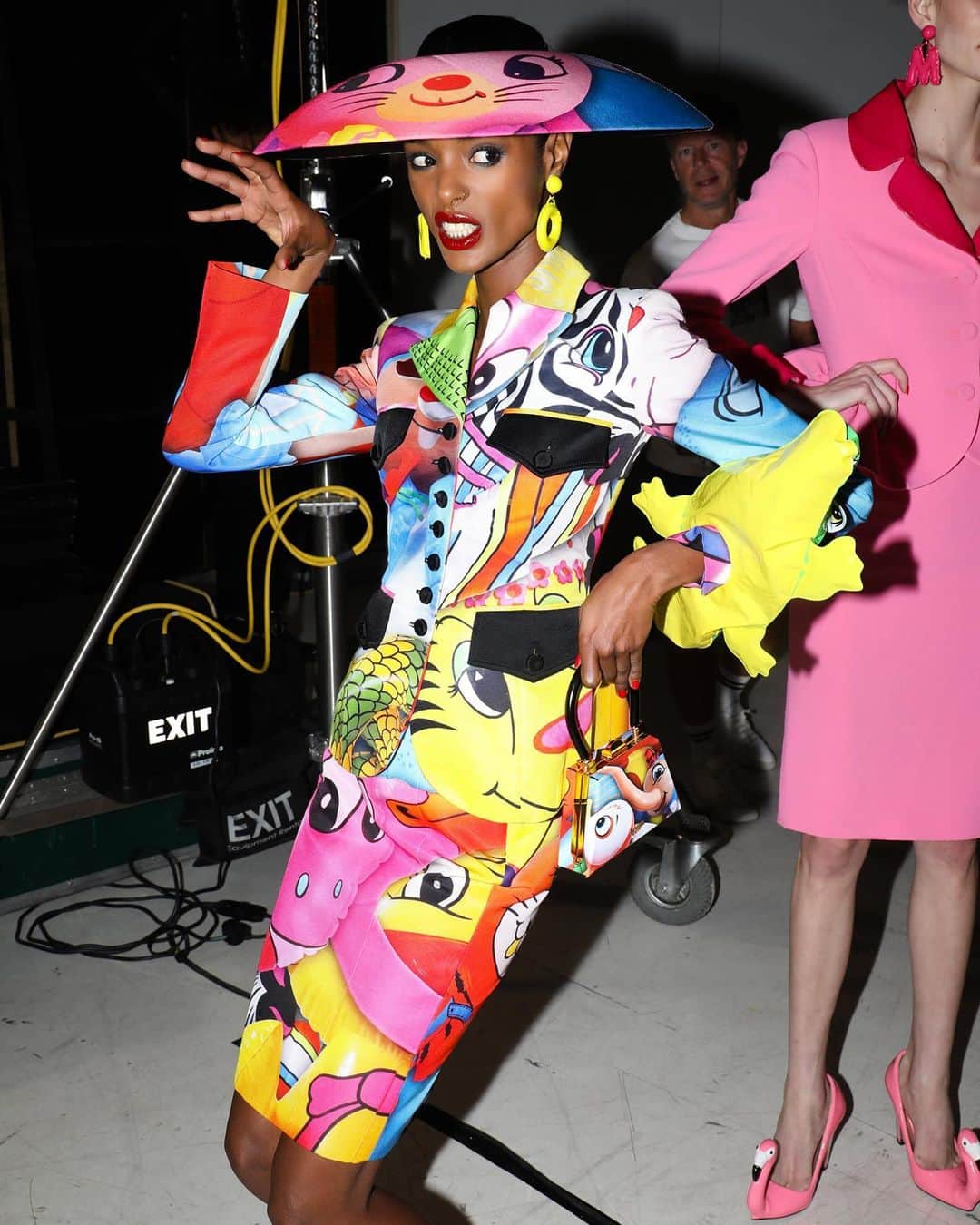 Moschinoのインスタグラム：「Roaring and ready to go 🐯 It’s prints galore for #MoschinoSS23, just in time for summer.  Make our pieces your own at the link in our bio.   #Moschino #MoschinoRunway」