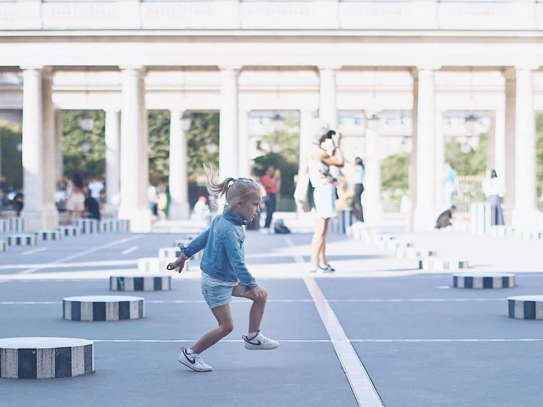 フランスアンティーク ランスタンのインスタグラム：「5月は祭日ばかりのフランスですが、また明日からお休み😅  今回は昇天祭とか。馴染みがないで何年経っても覚えられず😓  画像は #パレロワイヤル 内ストライプの円柱。#ダニエルビュラン の作品。 Colonnes de Buren #ビュランの円柱 と呼ばれています。  #palaisroyal @jardindupalaisroyal #PalaisRoyal」