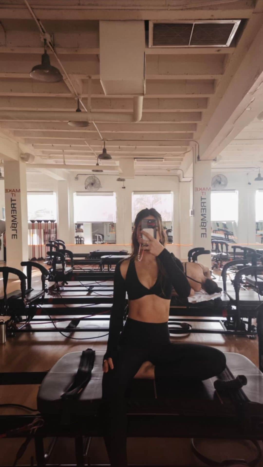 ヴェール・ゲンタのインスタグラム：「My 6-9am can sometimes look a little different but a smoothie or coffee made with @vitalproteins collagen peptides is always a must 🫡✨  #vitalpartner #vitalproteins #miami #lifestyle #morningroutine」