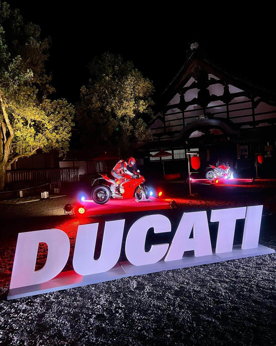 ののさんのインスタグラム写真 - (ののInstagram)「🏮DucatiBrandNight🏮 イタリアの有名バイクブランドDucatiのパーティが東福寺で開催されたのでみかちゃんと参加してきたよ✨ バイクの免許は持ってないんだけど、カッコいいバイクが沢山で見てて楽しかった🥹  ドレスコードのカラーが赤か黒だったので赤×黒のファッションにしてみた❤️‍🔥  #pr @ducati @ducatijapan  #DucatiBrandNight#ドゥカティ#京都」5月18日 7時00分 - nonoko0309