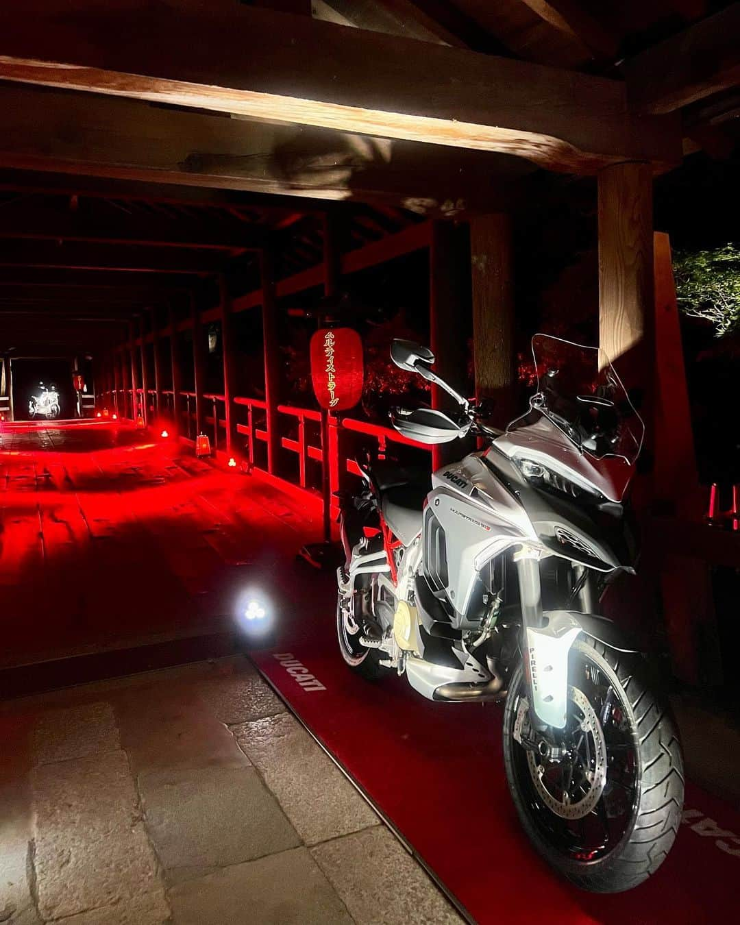 ののさんのインスタグラム写真 - (ののInstagram)「🏮DucatiBrandNight🏮 イタリアの有名バイクブランドDucatiのパーティが東福寺で開催されたのでみかちゃんと参加してきたよ✨ バイクの免許は持ってないんだけど、カッコいいバイクが沢山で見てて楽しかった🥹  ドレスコードのカラーが赤か黒だったので赤×黒のファッションにしてみた❤️‍🔥  #pr @ducati @ducatijapan  #DucatiBrandNight#ドゥカティ#京都」5月18日 7時00分 - nonoko0309