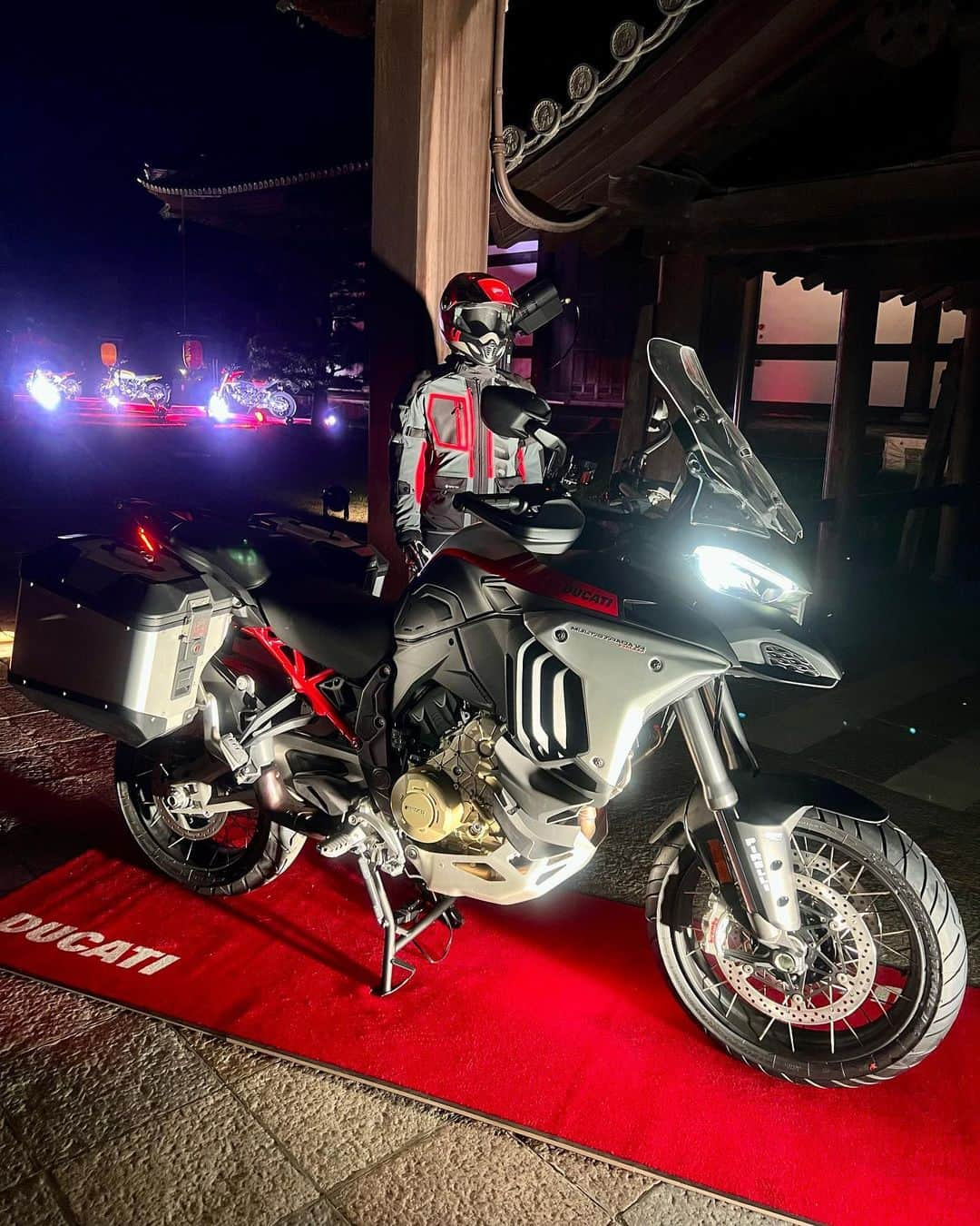 ののさんのインスタグラム写真 - (ののInstagram)「🏮DucatiBrandNight🏮 イタリアの有名バイクブランドDucatiのパーティが東福寺で開催されたのでみかちゃんと参加してきたよ✨ バイクの免許は持ってないんだけど、カッコいいバイクが沢山で見てて楽しかった🥹  ドレスコードのカラーが赤か黒だったので赤×黒のファッションにしてみた❤️‍🔥  #pr @ducati @ducatijapan  #DucatiBrandNight#ドゥカティ#京都」5月18日 7時00分 - nonoko0309