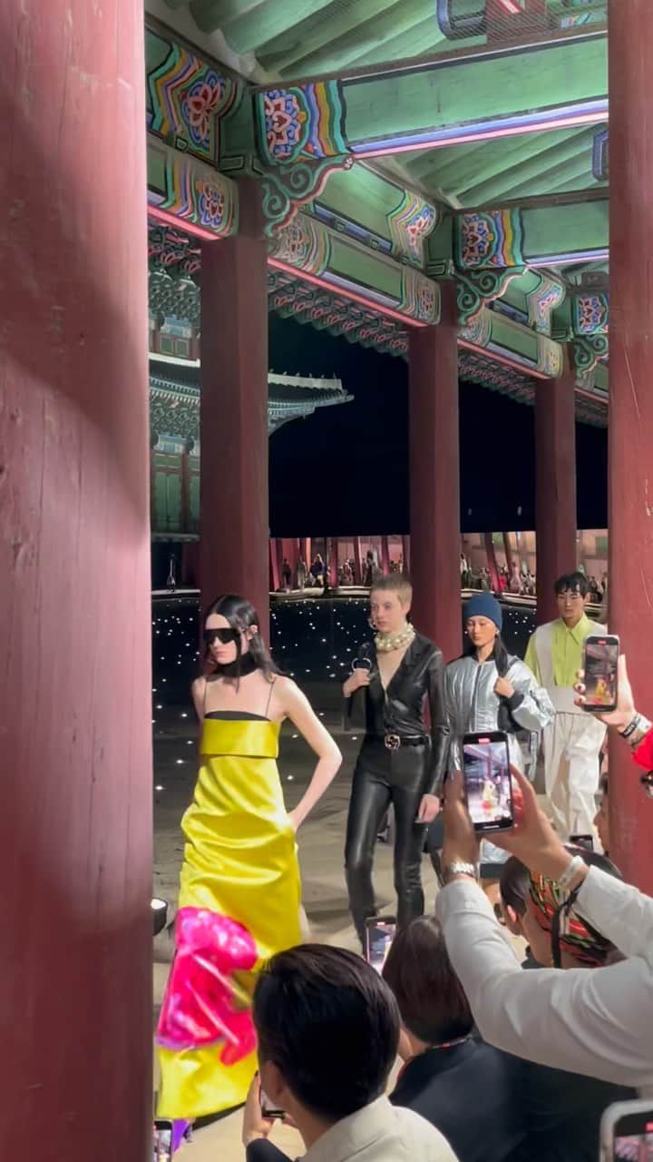 のインスタグラム：「【コレクション】グッチが韓国・ソウルで発表した2024年クルーズコレクション。景福宮の600年以上の歴史の中で初めて開催されたファッションショーとなり、韓国の文化やスタイルがコレクションに反映された。スケートボードやサーフボードも登場。  記事全文は @fashionsnapcom のプロフィールリンクから  @gucci #gucci #グッチ #guccicruise24 #韓国 #korea #ソウル #seoul #景福宮 #コレクション #ファッションショー #コレクション_fs」
