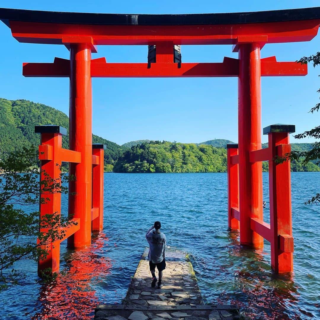 のインスタグラム：「. Power spot でPower注入🫡 二日間お休みいただき箱根温泉旅行 ♨️ 写真ありすぎるけど一旦こちらで📸 #trip #箱根 #温泉 #箱根神社 #パワースポット」