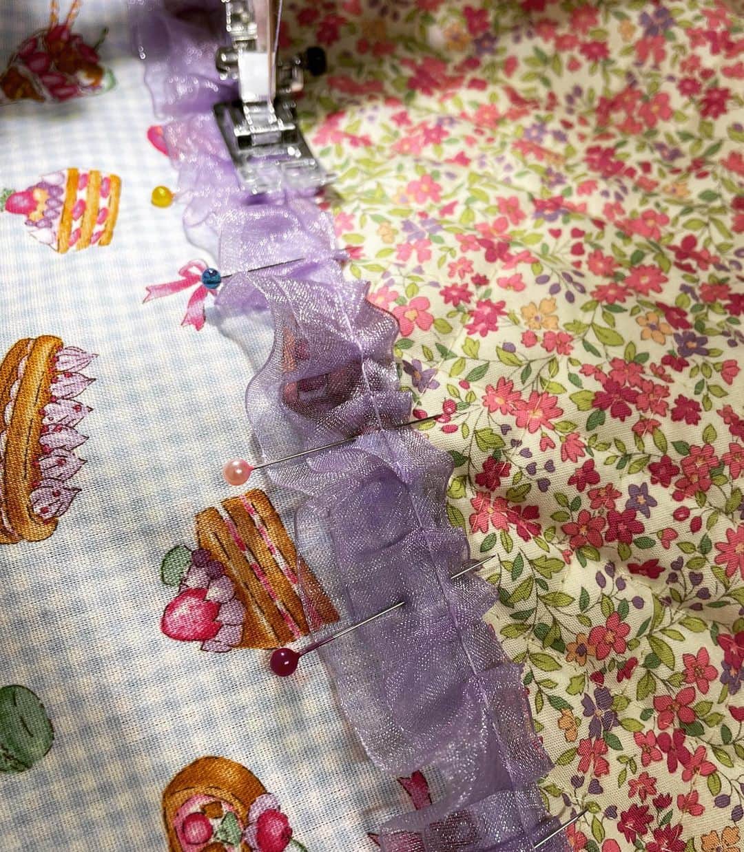 小林亜里紗さんのインスタグラム写真 - (小林亜里紗Instagram)「できた♡  今回、アイロンもしつけもなしでがーーーーって縫って作った、the適当な仕上がり🤣 入学グッズの余り布を組み合わせて。  #ハンドメイド #ピアニカバッグ #メロディオンバッグ #入学グッズ #女児ママ」5月17日 23時39分 - teketekearinko