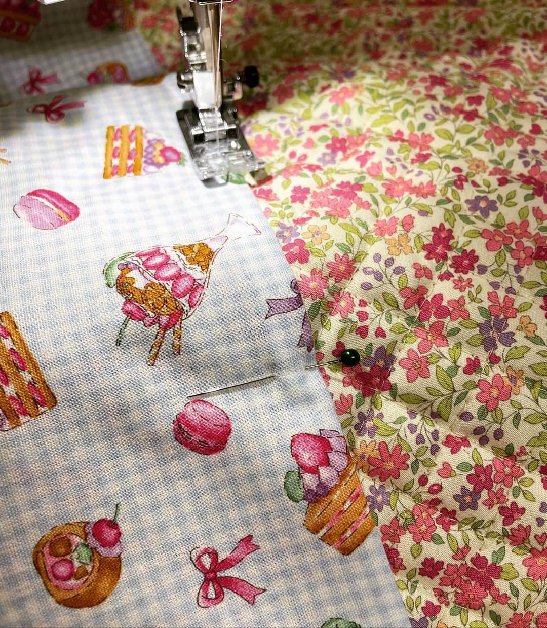 小林亜里紗さんのインスタグラム写真 - (小林亜里紗Instagram)「できた♡  今回、アイロンもしつけもなしでがーーーーって縫って作った、the適当な仕上がり🤣 入学グッズの余り布を組み合わせて。  #ハンドメイド #ピアニカバッグ #メロディオンバッグ #入学グッズ #女児ママ」5月17日 23時39分 - teketekearinko