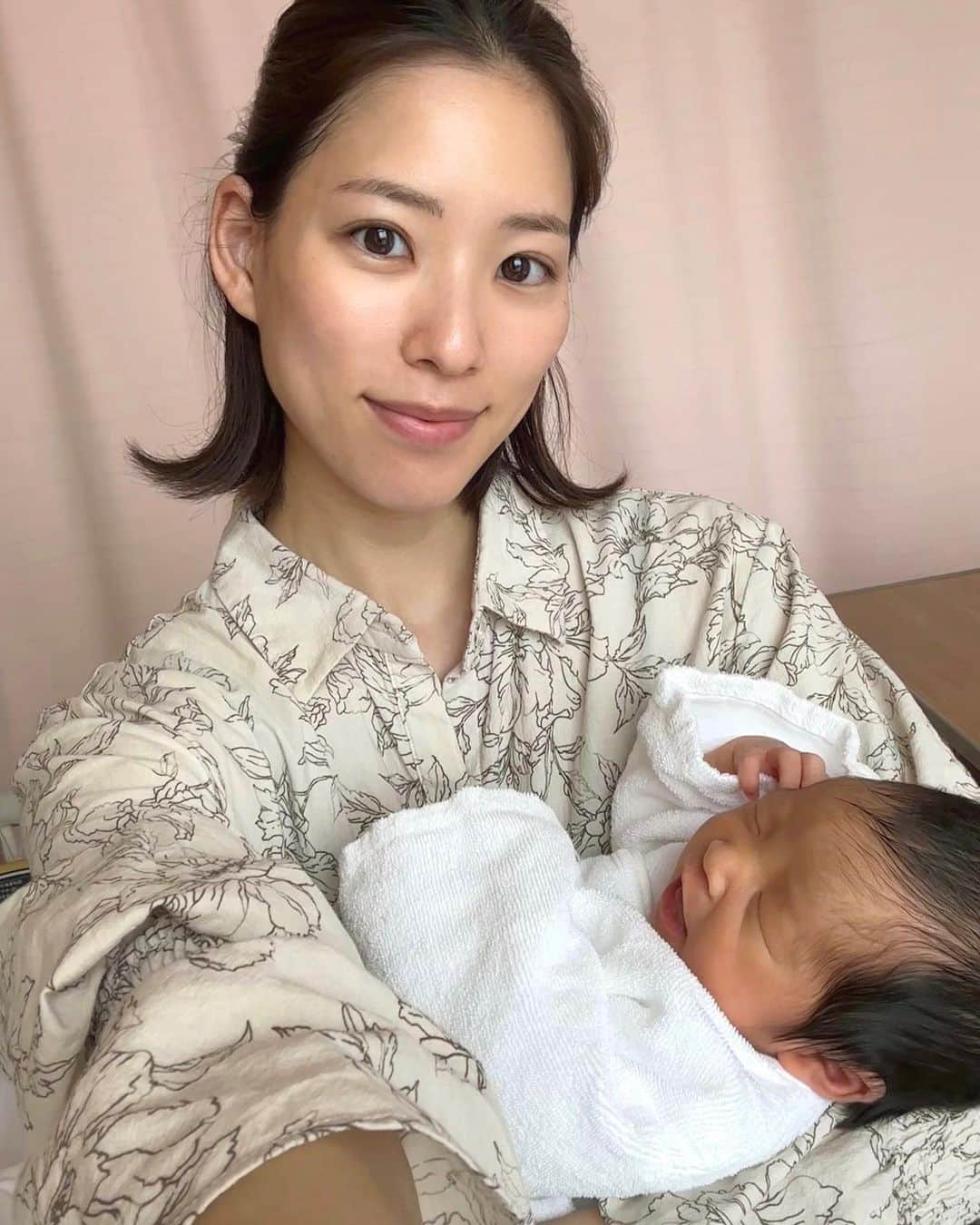 布川桃花さんのインスタグラム写真 - (布川桃花Instagram)「無事退院しました💞  1人目と同じ病院での出産だったので 以前お世話になった助産師さんや先生とも お会いできて嬉しかった☺️  今回も大変お世話になりました🥺✨」5月17日 23時42分 - momoka_fukawa