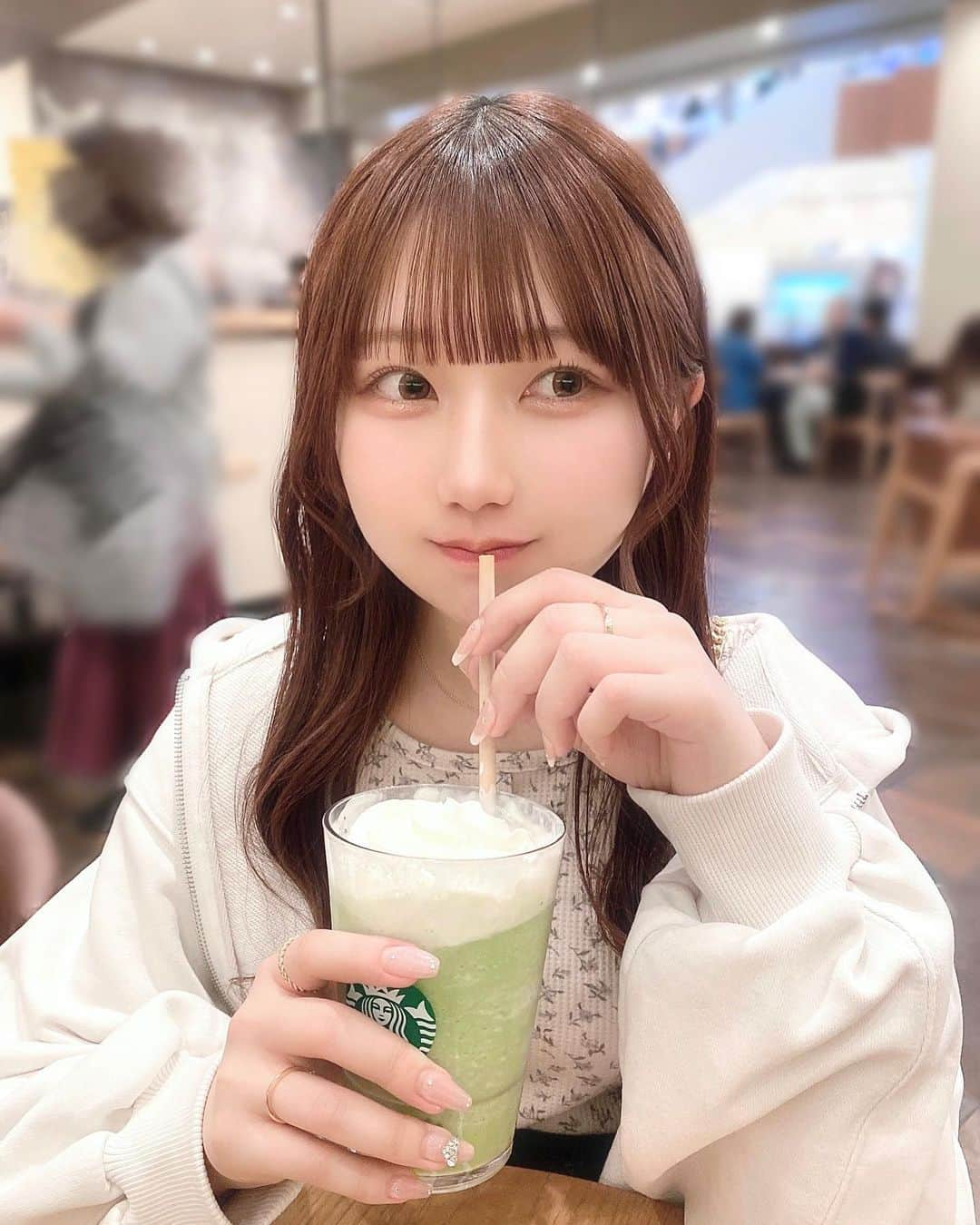 楠木しゅりさんのインスタグラム写真 - (楠木しゅりInstagram)「もう夏だねえ . ̫ .  最近は労働ばっかりしてるよ、. ̫ . かわいい服で働けないのなんかかなしくなってきて やめたくなってるなう、  🤍  みんなと会える機会ができたので あいにきてくれたらうれしいです🥹🫶🏻  ♡ 5/21(日) ことすり浅草オフ会/撮影会 ♡ 6/11(日) 撮影会 ♡ 6/18(日) チェキ会  #スタバ #ロングヘアアレンジ #アイドル前髪 #巻き髪ロング #花柄コーデ #パーカーコーデ #grlコーデ #grl購入品 #gu #gu購入品 #guコーデ #自撮り女子 #selca #今日のコーデ #いいね返し #ootd #japanesegirl #instagood」5月17日 23時42分 - kusunoki_shuri