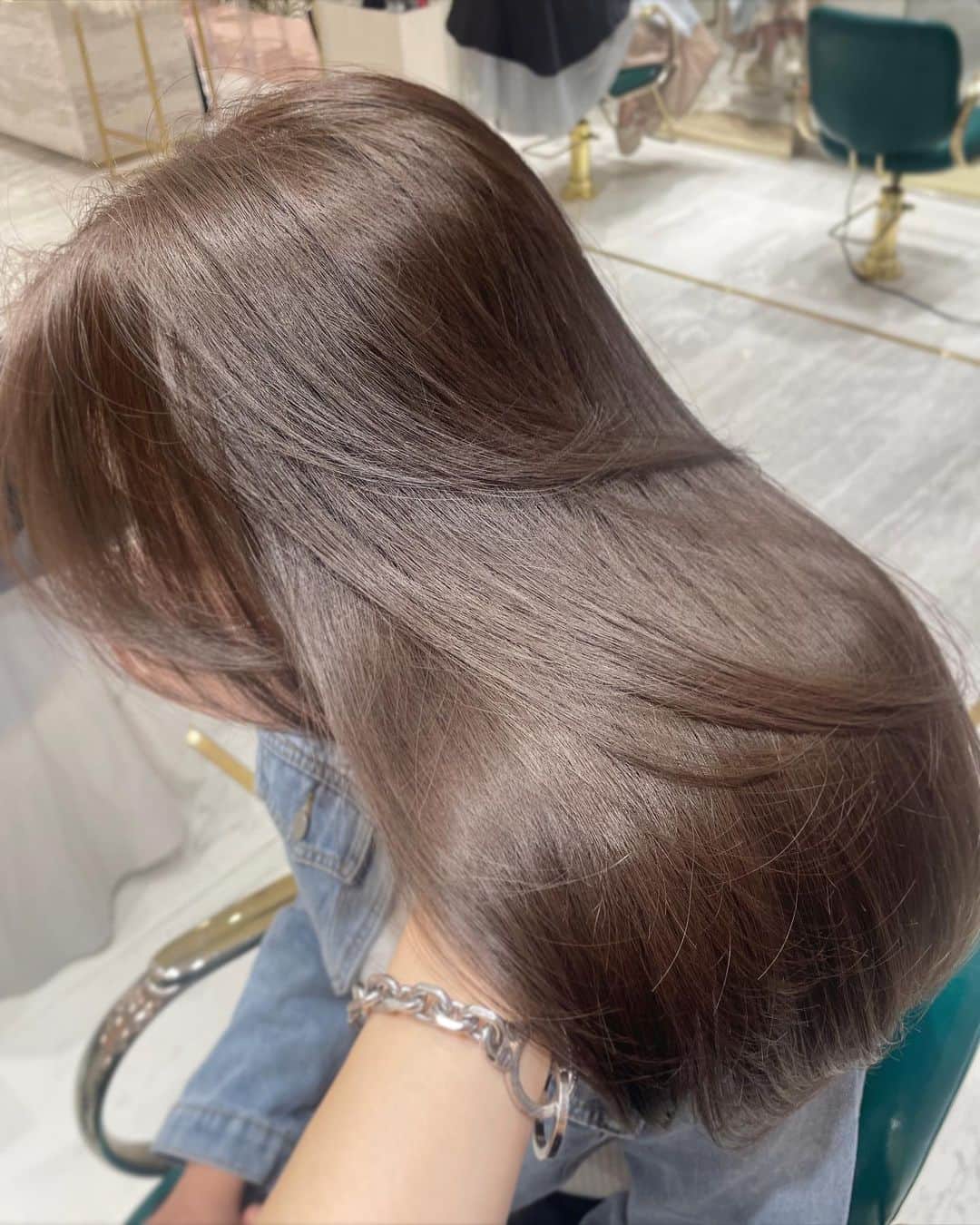 原涼香のインスタグラム：「大人気𝙗𝙚𝙞𝙜𝙚 🤎ブリーチなし明るめカラー✨ menu... ●カット ●プレミアムケアカラー(暗めの方はWケアカラー) ●バイカルテトリートメント ㅤㅤㅤㅤㅤㅤㅤㅤㅤㅤㅤㅤㅤ 是非お任せください🤍 ㅤㅤㅤㅤㅤㅤㅤㅤㅤㅤㅤㅤㅤ  #SHIMA #韓国ヘア#韓国スタイル#海外ヘア#レイヤーカット#ワンホンヘア#ワンホン#ブリーチカラー#網紅#初カラー#ハイトーン#暗髪#ベージュカラー#ラベンダーカラー#グレージュ#オリーブカラー#透明感カラー#銀座美容院#銀座美容室#美容師#美容学生#시스루뱅#레이어드컷#hairstyle#y2k#fasion#color#layered#beige#メイク」