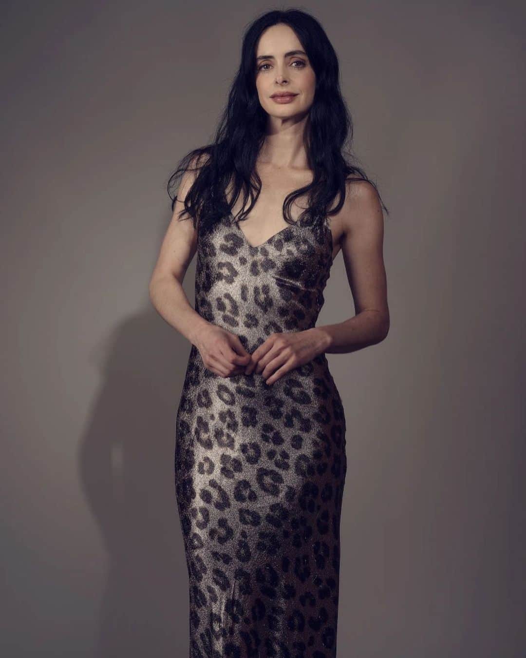 クリステン・リッターのインスタグラム：「📷 Michael Buckner for @deadline (First photo) 🖤🖤 Makeup @jamiemakeup  Hair @pamwiggy  Stylist @christianstroble  Assistant Stylists @gaiakhat & @jach_w  Dress @h.a via @paumelosangeles Boots - KR’s  @deadline FYC panel #loveanddeathhbo @hbomax」