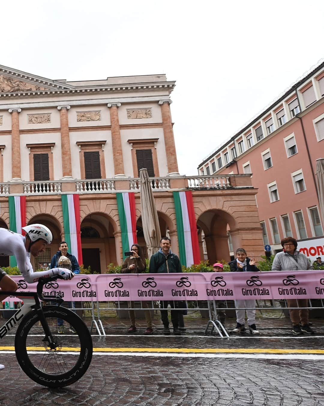 カンパニョーロさんのインスタグラム写真 - (カンパニョーロInstagram)「This year's Giro has already proven itself - displaying racing filled with drama and action.  Paul Lapeira of @AG2RCITROENTEAM earned the KOM jersey for stage 2 and the first mountain stage saw Aurélien Paret-Peintre power to victory.  We're looking forward to seeing the next week of exciting racing 💥   #Campagnolo #Giro #AG2RCITROENTEAM #RideDifferently」5月17日 23時45分 - campagnolosrl