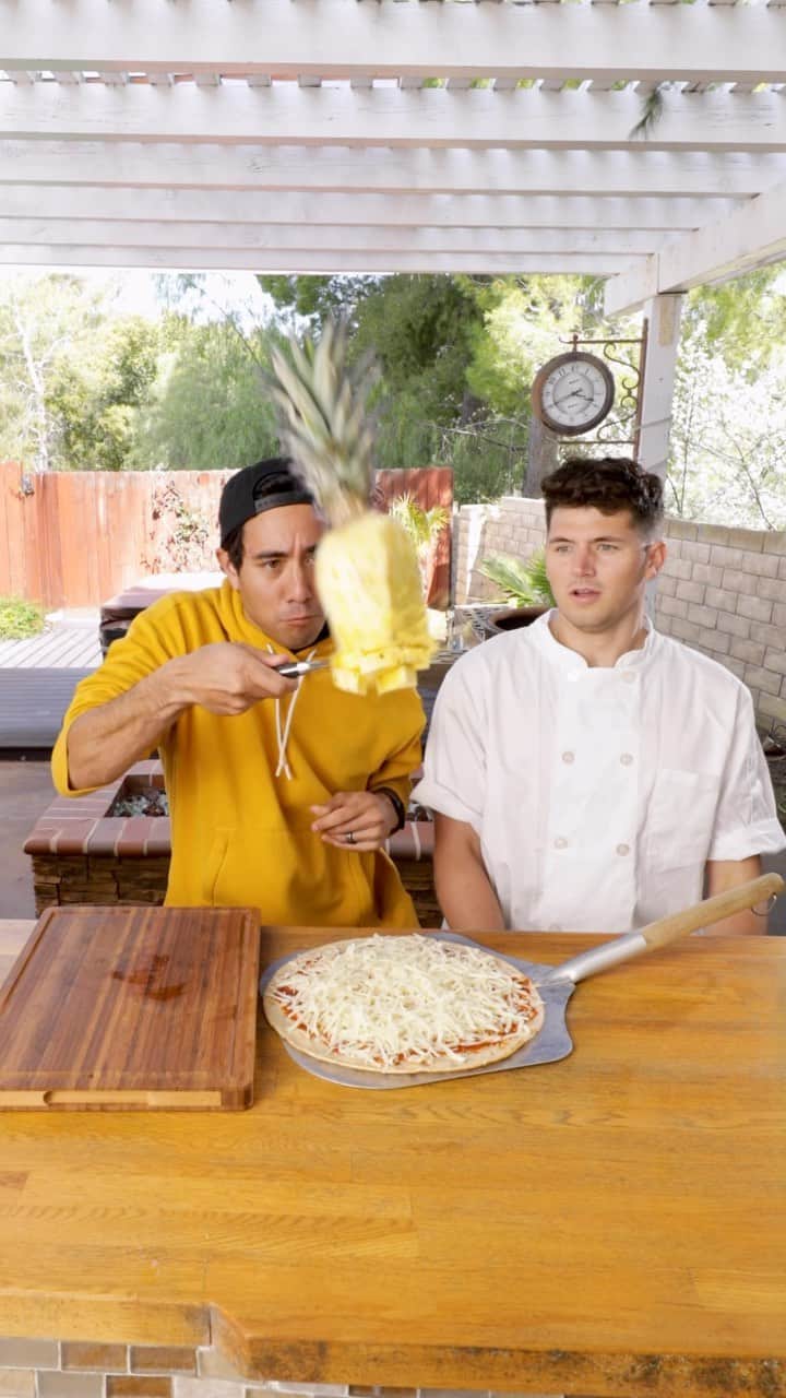 ザック・キングのインスタグラム：「Pineapple on pizza?」