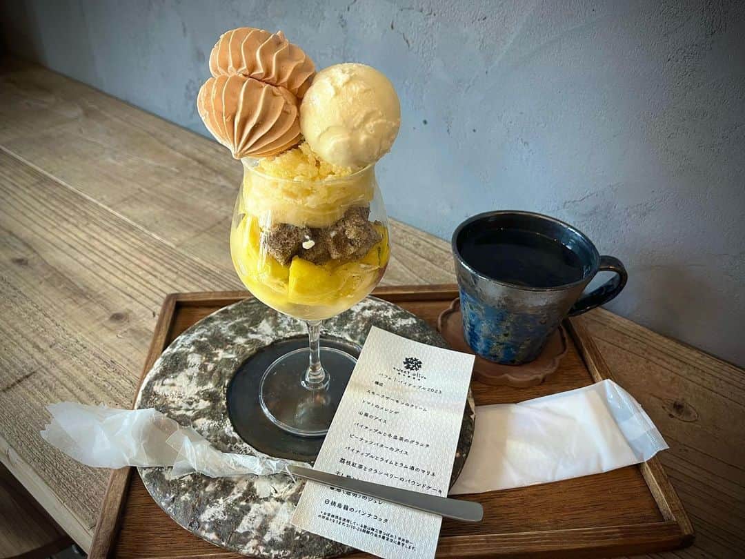 のインスタグラム：「先日いただいた、すんごいパフェ。 まるでフランス料理のフルコースのようだった。  スプーンが次の味をすくうごとに、新鮮な衝撃を受けて、『いま私が食べているものは本当にパフェなのか？』と自問するほどだった。  ヒトで例えると、“会うたびに恋人が変わる小悪魔な美女”って感じかしらね。  #パフェ #金木犀茶店」