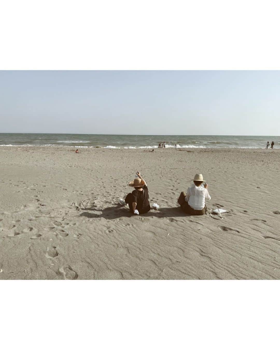 ハミルのインスタグラム：「. . 【浜松へ、ふた旅..】  天竜の無農薬のとみ茶園さんへ @tomichaen  茶摘みをしに行く前に、お茶仲間たちに浜松案内.  フラワースタイリストの平井かずみと @hiraikazumi  インテリアスタイリストの石井佳苗さんが @kanaeishii_lc  ほぼ初めての浜松だそうで、はりきってご案内！  まずはnaru 蕎麦のゴリさんところで、 くるみダレの蕎麦をちゅるる. @narusoba  @narusoba_times   その後、さくらんぼのお母さんにご挨拶行って、 いつものクリームソーダ. チラッとRohanも寄って！ @rohan_hamamatsu   B&Pはお休みで残念！ @books_and_prints   浜松にこんなに来てるのに砂丘に行ってないから、砂丘へ、  とみ茶園のサチさんと合流して、 氷箱里の青島さんところで、夕飯. @bingxiangli_qingdao   最後に遅れて駆けつけた画家の平澤まりこちゃんと、 仕事終わりのゴリさんも来て、楽しい夜に..  さて！明日は軽トラ乗って、茶畑！楽しみ！」