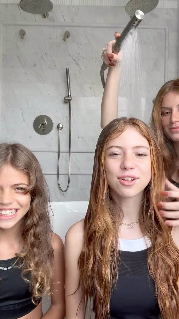 マリ・マリアのインスタグラム：「Bora de SPA dos cabelos com elas!  Amo tirar um tempinho com minhas princesas 😍🥺」