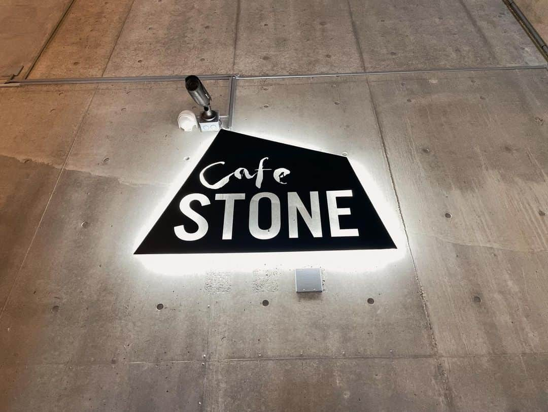 DJ みぃさんのインスタグラム写真 - (DJ みぃInstagram)「西長堀にある和モダンカフェ 「STONE CAFE」🪨🍰  ゆっくり過ごせる店内でお皿も豪華で🍰もコーヒーもとっても美味しかった❤️  よ〜く見たらカーペットもストーン柄！！  入り口が暖簾なのも斬新✨  次はタルトも食べてみよう🫢  #ストーンカフェ  #西長堀カフェ #大阪カフェ巡り #全てがオシャレ #ずっと天井みちゃう　 #ランチもあり」5月17日 23時52分 - dj.meee