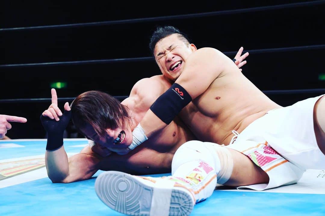 KUSHIDAのインスタグラム：「If you know , you know. Shell Shock and Border City Stretch. Diving knee drop. Special thanks @tastethediff @korcombat  love you‼️  #SuperJrLegendseries」