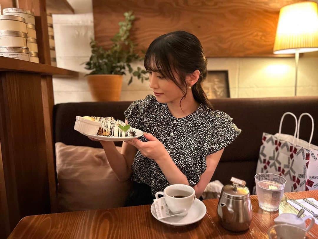 根岸愛のインスタグラム：「🍨☕️🍨 . お茶するの大好き女🫖 先日カフェにて🍰 加工慣れしないように たまにはノーマルカメラ🥺📸 . #photo #cafe #cake #coffee  #デートなうに使っていいよ  #デートなうに使ったところでそれは虚偽です  #ノーマルカメラでも可愛いよ待ち」