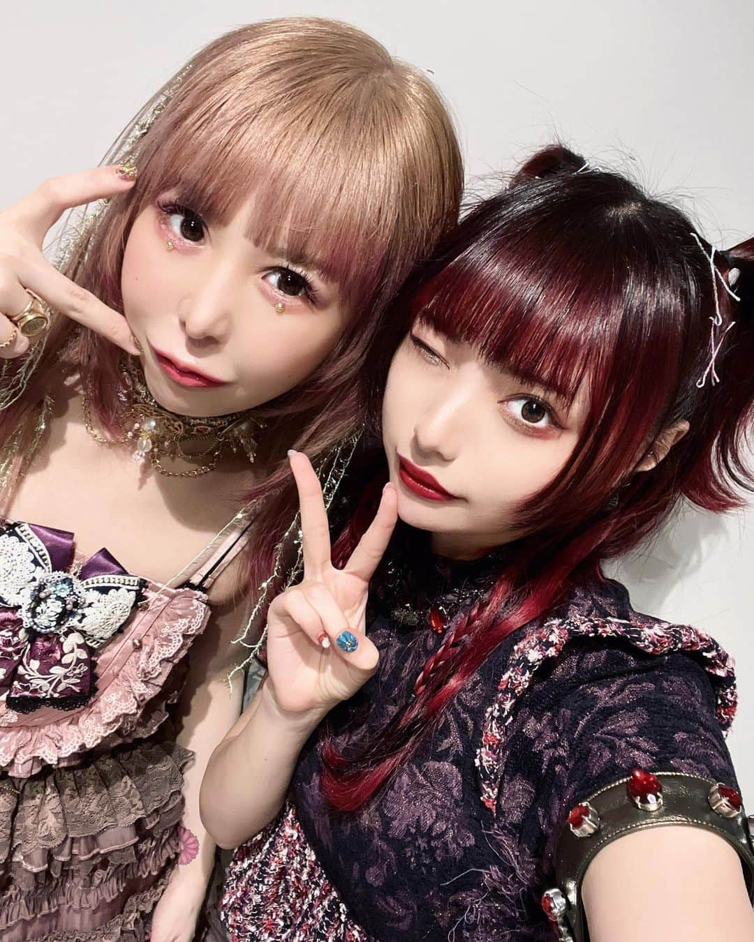 藍染カレンさんのインスタグラム写真 - (藍染カレンInstagram)「アイドルになるお話を、新宿でする約束をしたあの日 嬉しくて嬉しくて"新宿"をたくさん聴きながら待ち合わせ場所に向かった  出逢う前からずーーーっと いちばん底まできて側に居てくれて、今日も世界一かっこよくいてくれてありがとうございます。 大森靖子さんが大好き、絶えず大切をくれるからわたしはそれをきちんと守り続ける その努力をするぞ  #歌舞伎町大森靖子祭 ありがとうございました！ すごくすごくきれいだった。」5月17日 23時59分 - karen_aizome