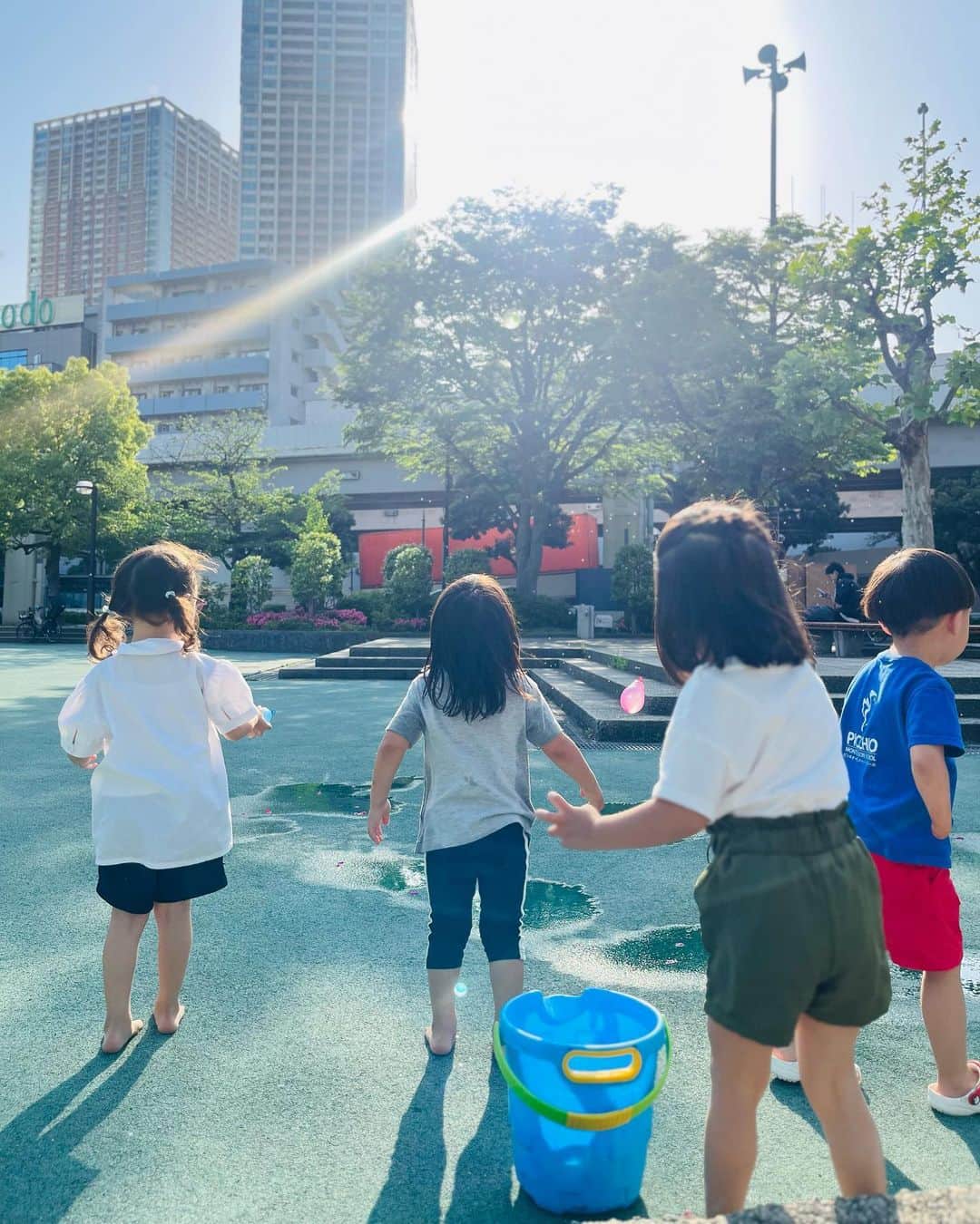 清澤恵美子のインスタグラム：「水遊び🎈DAY ここ数日既に全身ビチョビチョにされる日々なのでお着替え持ち歩くようになりました。暑い夏がすぐそこに🥵 地元の公園行くと必ず会える友達って貴重なんだと最近知りました☺️ いつもありがとう😊」