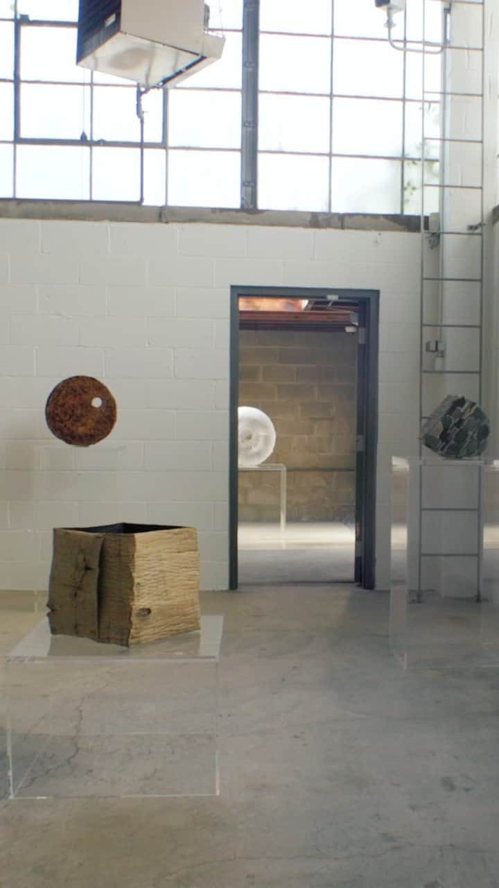 のインスタグラム：「2023 LOEWE FOUNDATION Craft Prize exhibition is now open at The Noguchi Museum, New York, running through 18 June.  This year’s edition of the Craft Prize presents a selection of works that explore meditative, time-intensive techniques and showcase a skilful manipulation of materials. Unexpected forms and colours feature prominently, introducing a sense of playfulness and surprise.  The exhibition features the winning piece and all finalist works.  #LOEWEfoundation #LOEWEcraftprize」