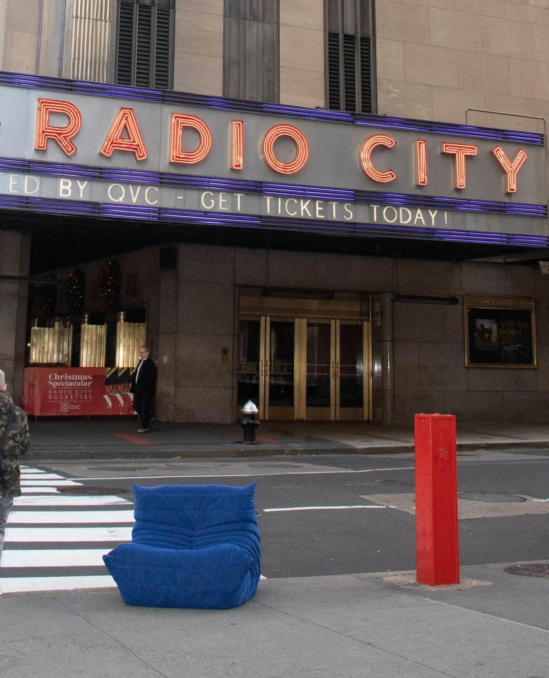 Ligne Rosetさんのインスタグラム写真 - (Ligne RosetInstagram)「A seat for 1, please!⁠ ⁠ Togo visits Radio City Musical Hall.」5月18日 0時01分 - ligneroset