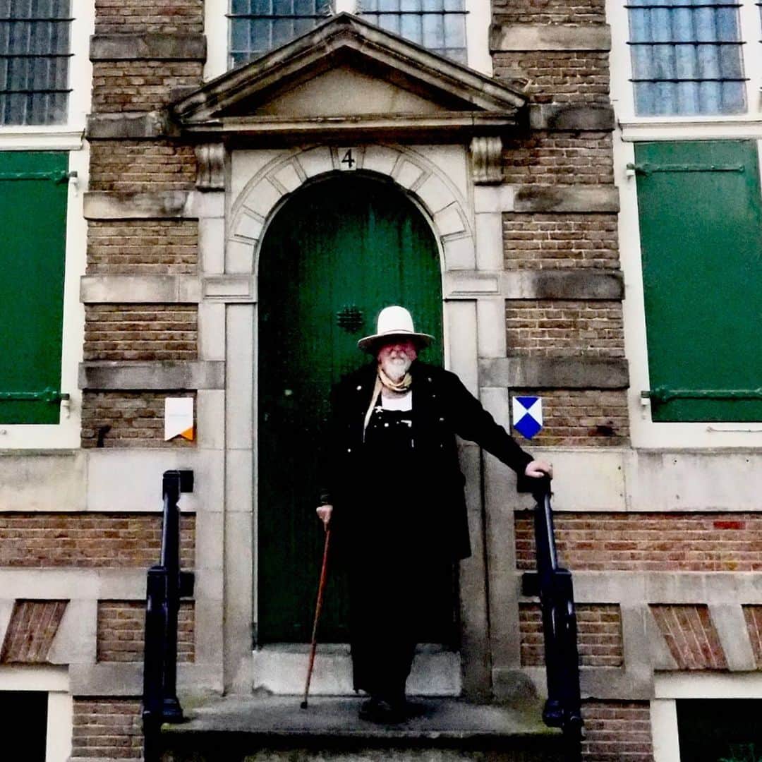 アムステルダム・タトゥー・ミュージアムのインスタグラム：「(SOLD-OUT) NIEUWS | Er zijn timeslots beschikbaar voor een originele Rembrandt-tattoo van tattookoning Henk Schiffmacher in Museum Rembrandthuis. Het liep storm na de aankondiging van ‘The Poor Man’s Rembrandt project’. Binnen enkele dagen waren alle timeslots uitverkocht.   Op veler verzoek komt grootmeester Henk Schiffmacher zelf tatoeëren in hun tijdelijke studio in Museum Rembrandthuis. “Het een ongelofelijke eer om te mogen werken op de plek waar de ziel van Rembrandt nog steeds ronddwaalt en met zijn etsen en tekeningen aan de slag te gaan”  Walk-ins zijn mogelijk, dit is alleen geen garantie voor een plekje. Wil je zeker zijn van je tattoo, boek dan nu je timeslot via de link in bio. Vol=vol!   The Poor Man’s Rembrandt Project By Schiffmacher & Veldhoen live @ Museum Rembrandthuis is te bezoeken van Van 19 t/m 25 juni 2023 ___  NEWS | Time slots are available for an original Rembrandt tattoo by the world-famous tattoo artist Henk Schiffmacher at Museum Rembrandthuis. After the announcement of 'The Poor Man's Rembrandt project,' all time slots were sold out within days. By popular demand, grandmaster Henk Schiffmacher himself is coming to tattoo in their temporary studio at The Rembrandt House Museum. "It is an incredible honor to work in the place where Rembrandt's soul can still be felt and to work with his etchings and drawings."   A walk-in is possible, but a spot is not guaranteed. Only a few time slots are available, so book your time slot now via the link in bio..   The Poor Man's Rembrandt Project By Schiffmacher & Veldhoen live @ Museum Rembrandthuis can be visited from From 19 to 25 June 2023  📸: @louise_schiffmacher  #painting #arthistory #art #artstagram #artlover #artblog #beautiful #artwork #museum #historicalart #artdaily #amsterdam #rembrandthouse #rembrandthuis #titus #17thcentury #rembrandt #rembrandtvanrijn #oldmaster #tattoo #schiffmacher #amsterdam #selfportrait #tattooart #amsterdamexhibition #ink #newink #rembrandttattoo #rembrandtforever」